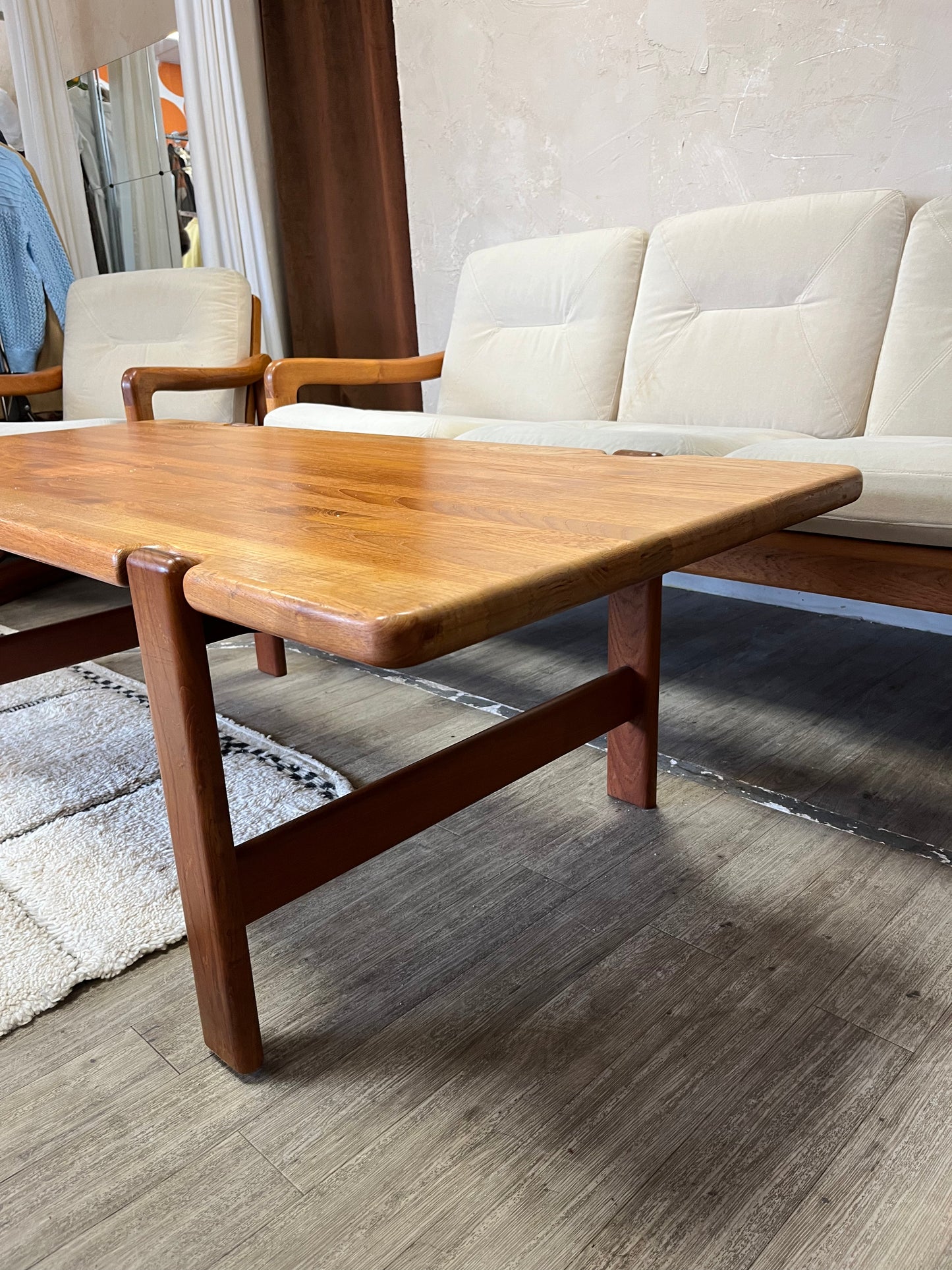 Table basse scandinave en teck massif 1970