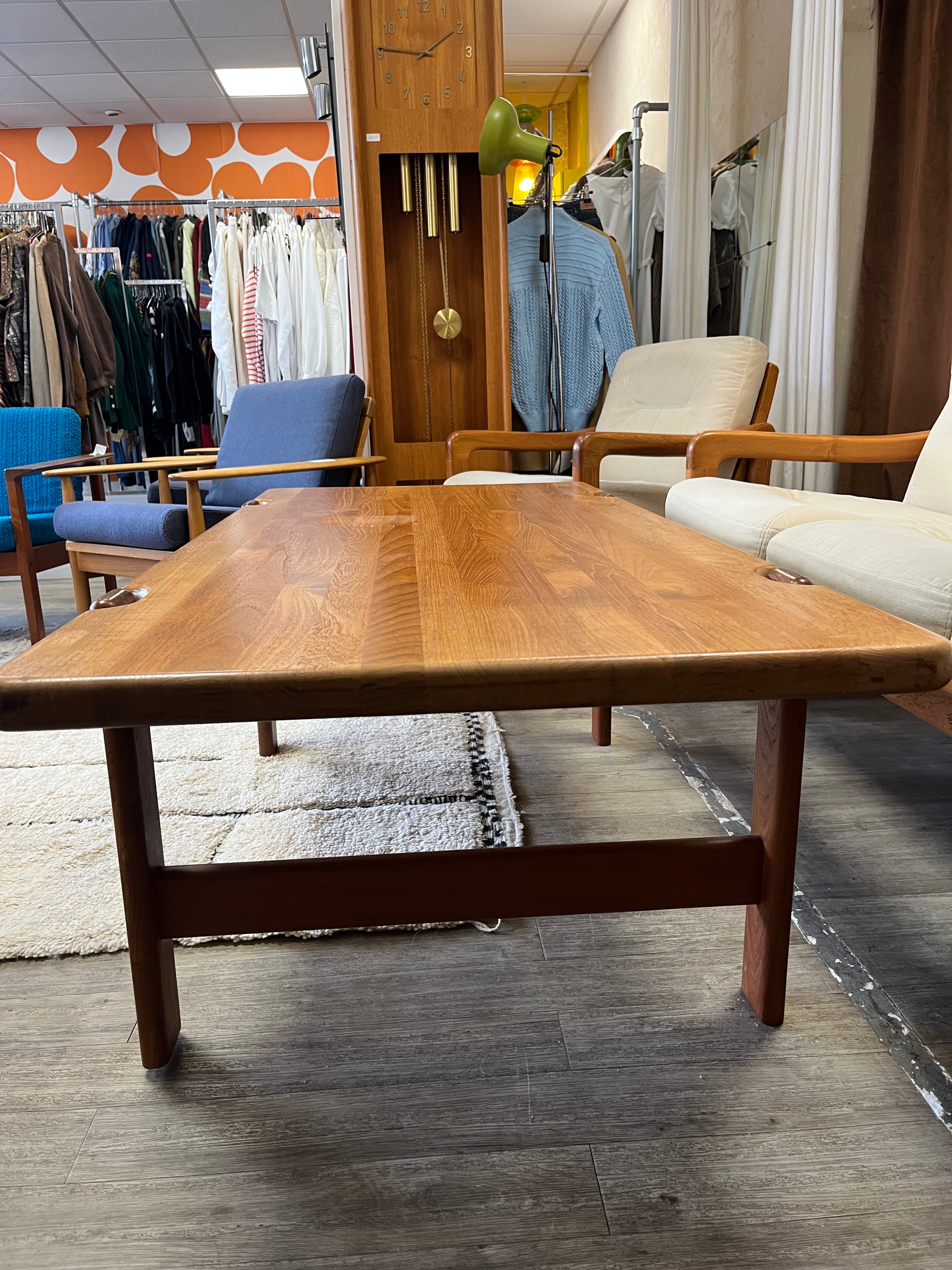 Table basse scandinave en teck massif 1970