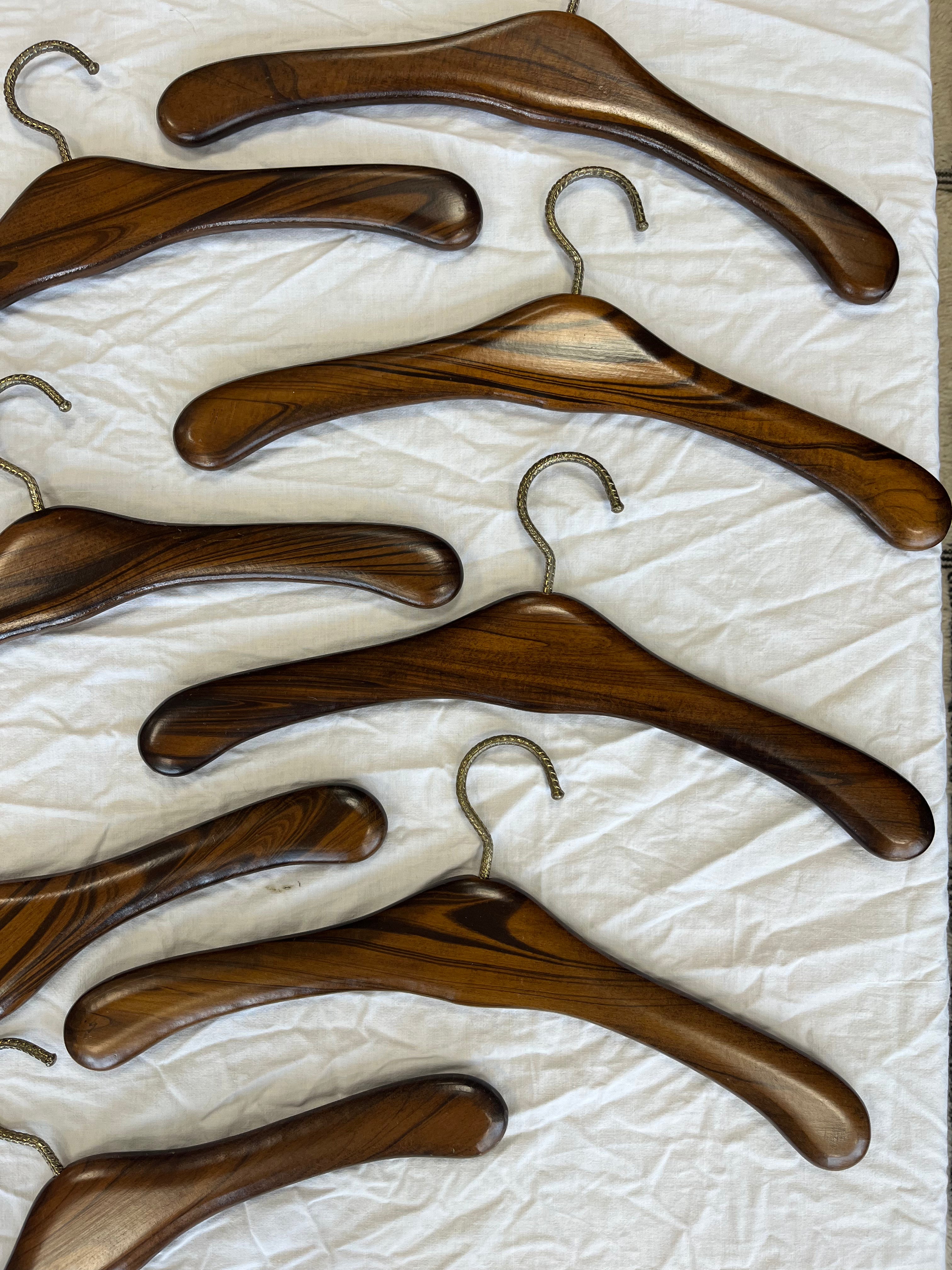 Lot de cintres en teck années 70’s