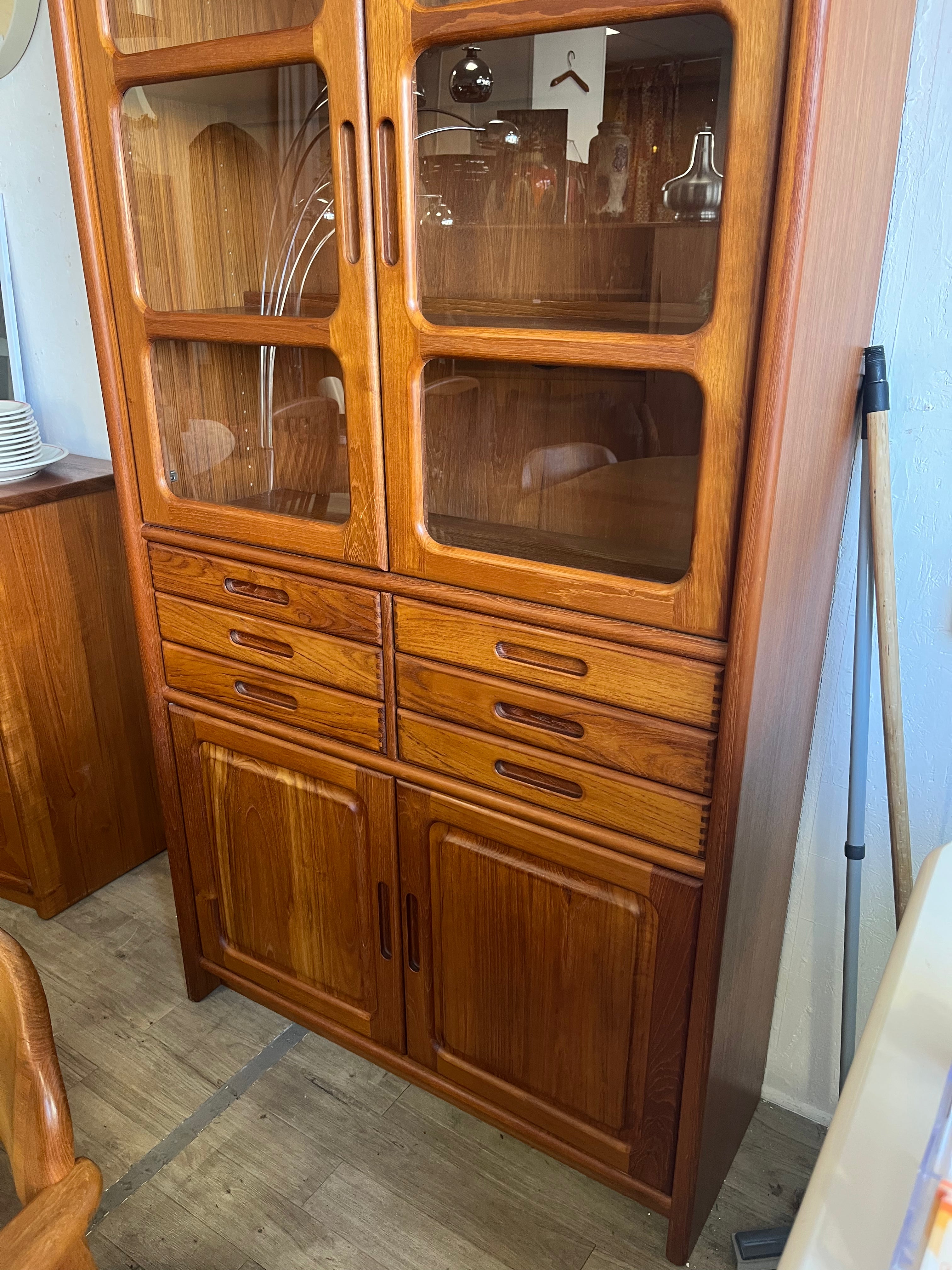 Buffet/vitrine scandinave en teck massif 1970