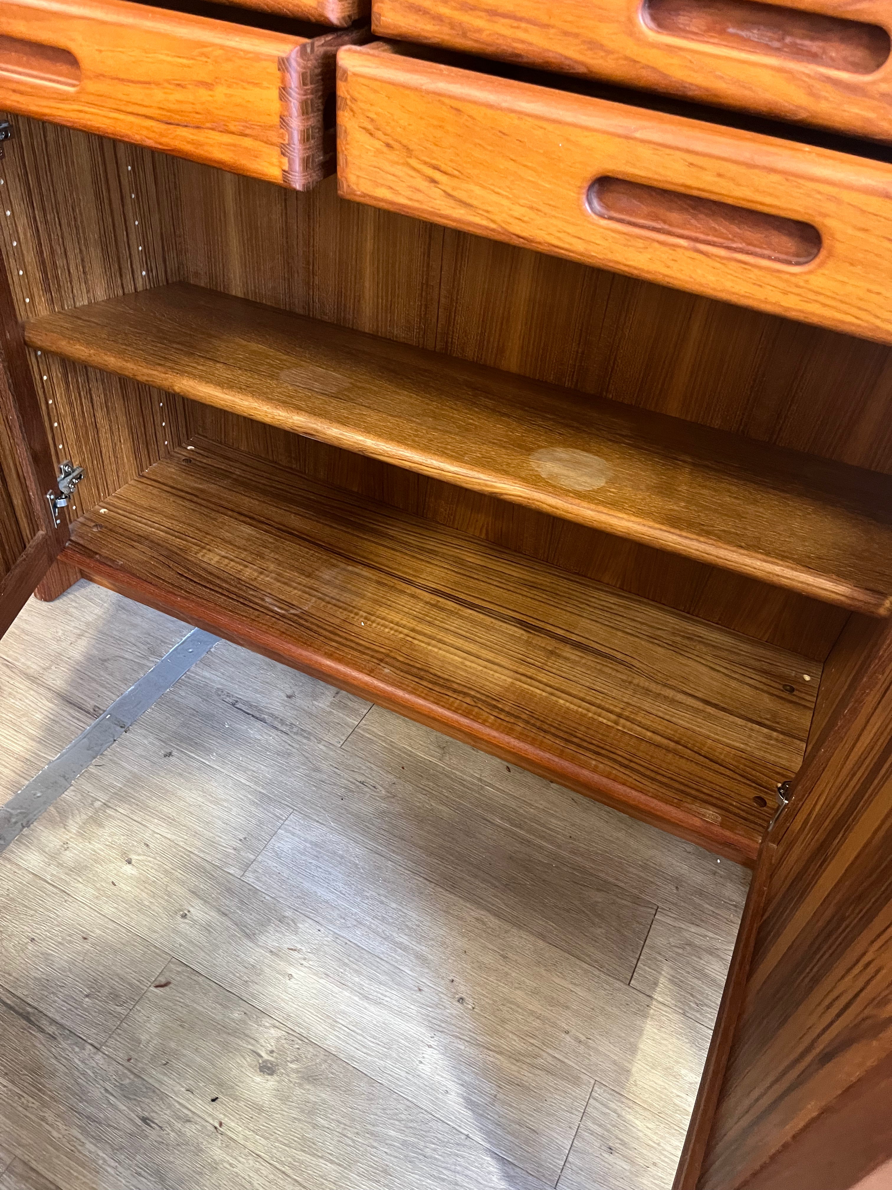 Buffet/vitrine scandinave en teck massif 1970