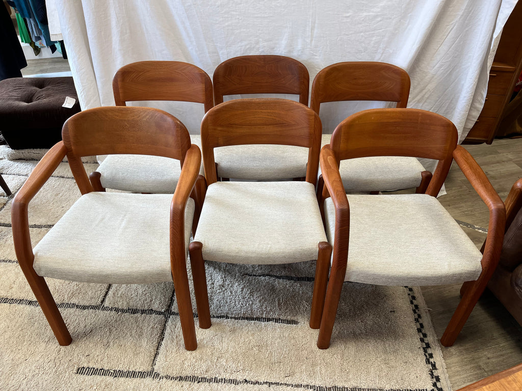 Lot de six chaises scandinaves en teck massif 1970