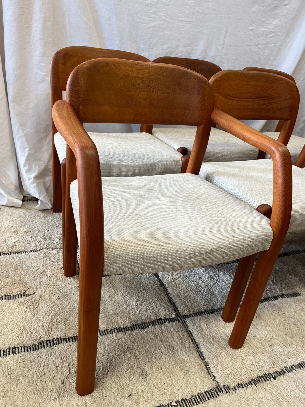 Lot de six chaises scandinaves en teck massif 1970