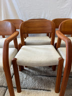 Lot de six chaises scandinaves en teck massif 1970