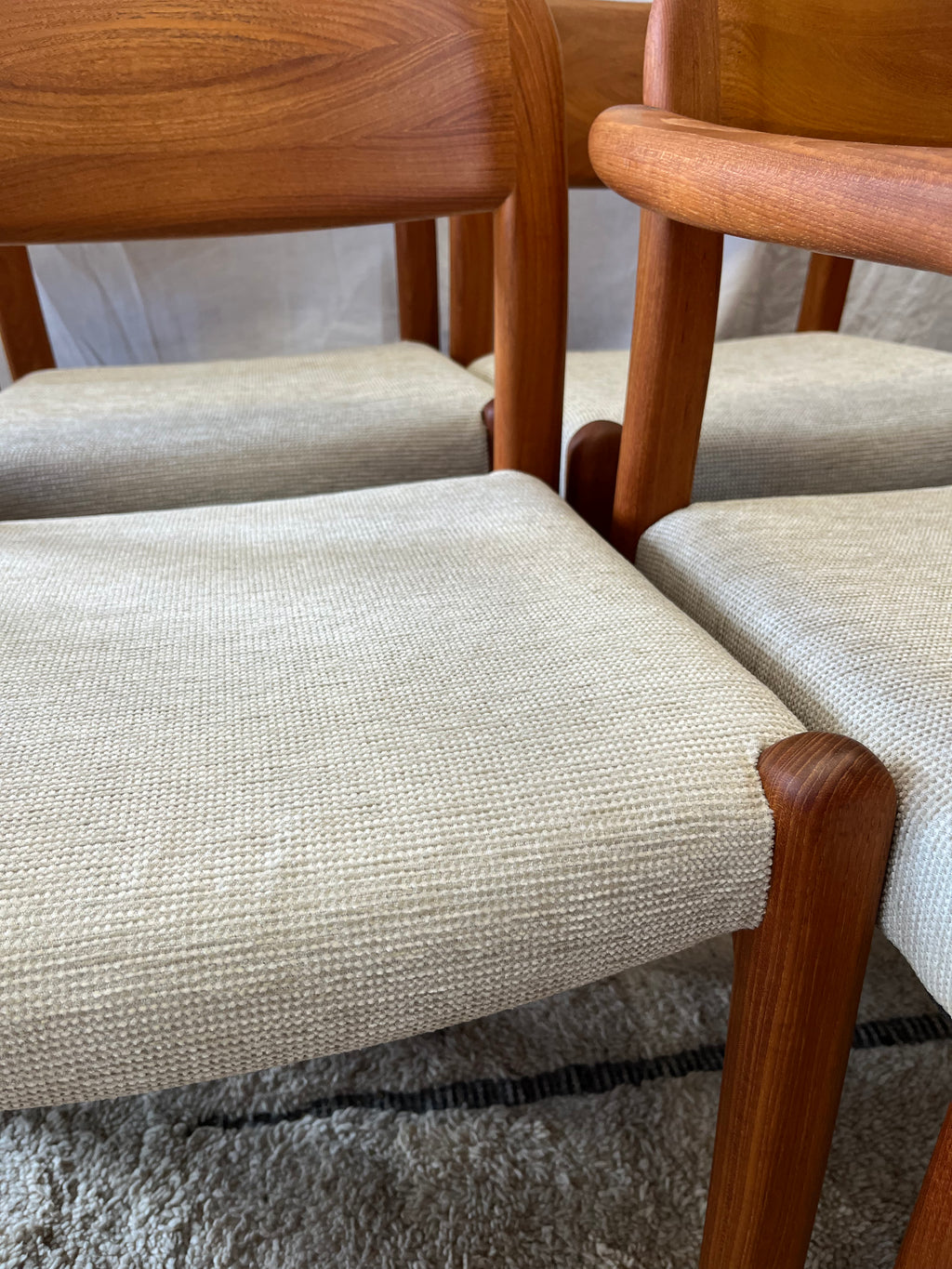 Lot de six chaises scandinaves en teck massif 1970
