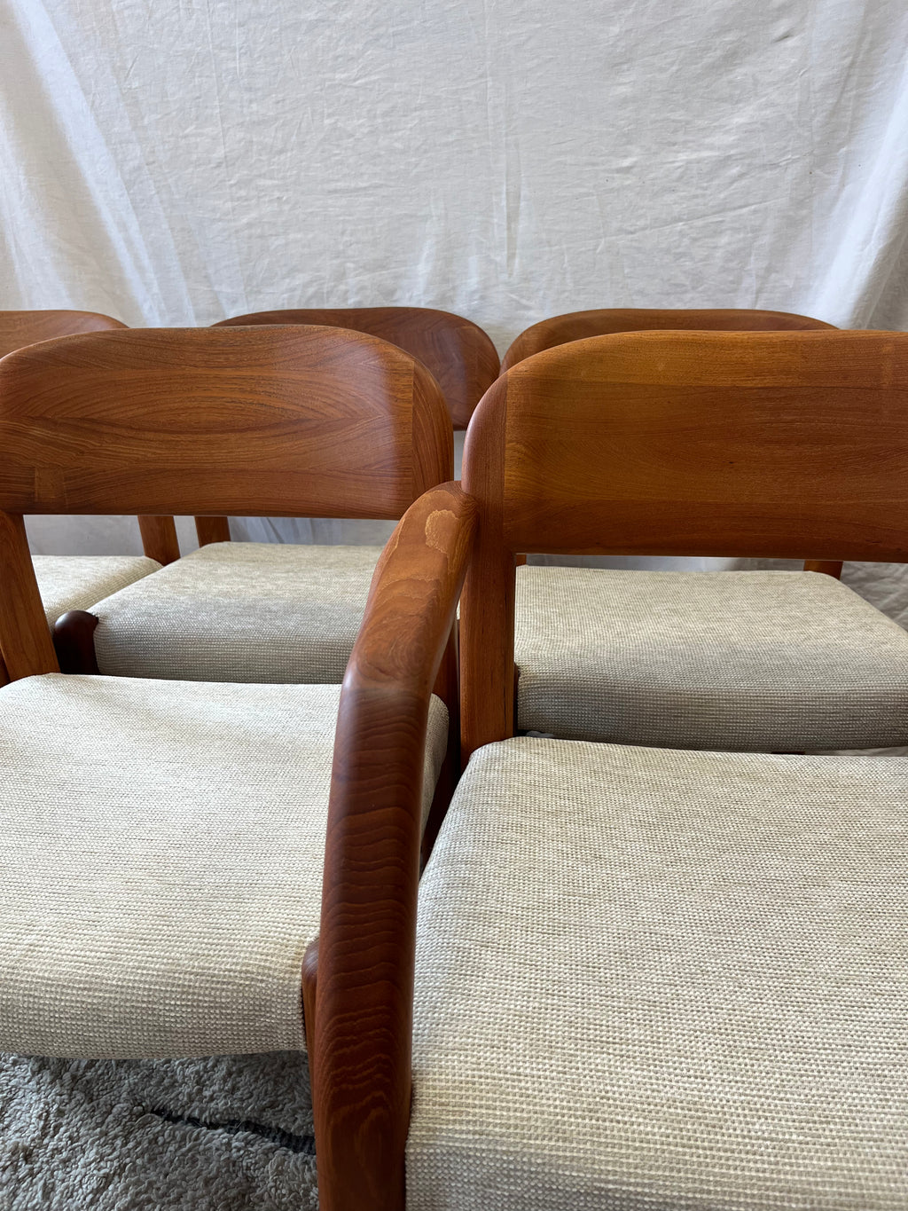 Lot de six chaises scandinaves en teck massif 1970