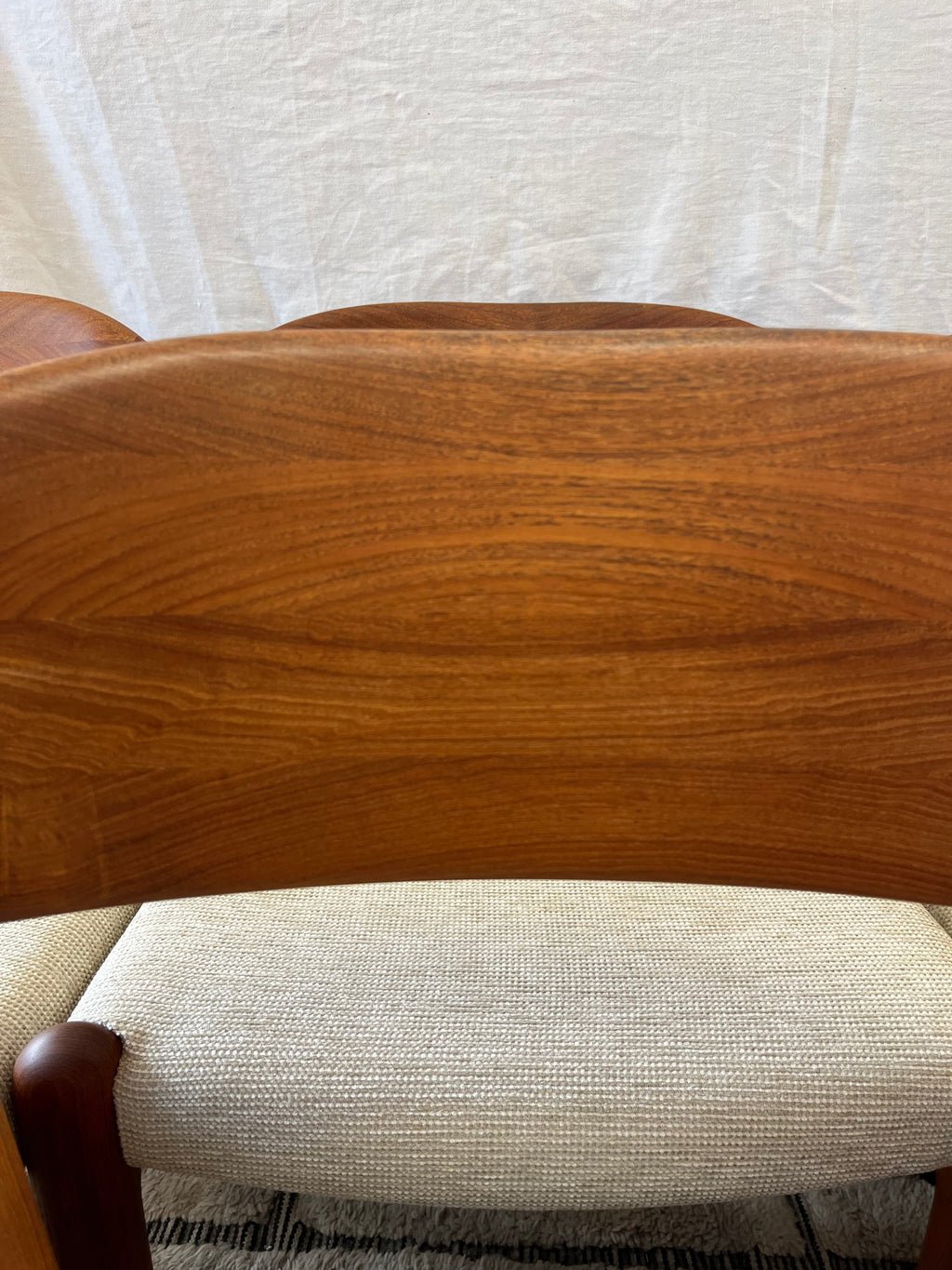 Lot de six chaises scandinaves en teck massif 1970
