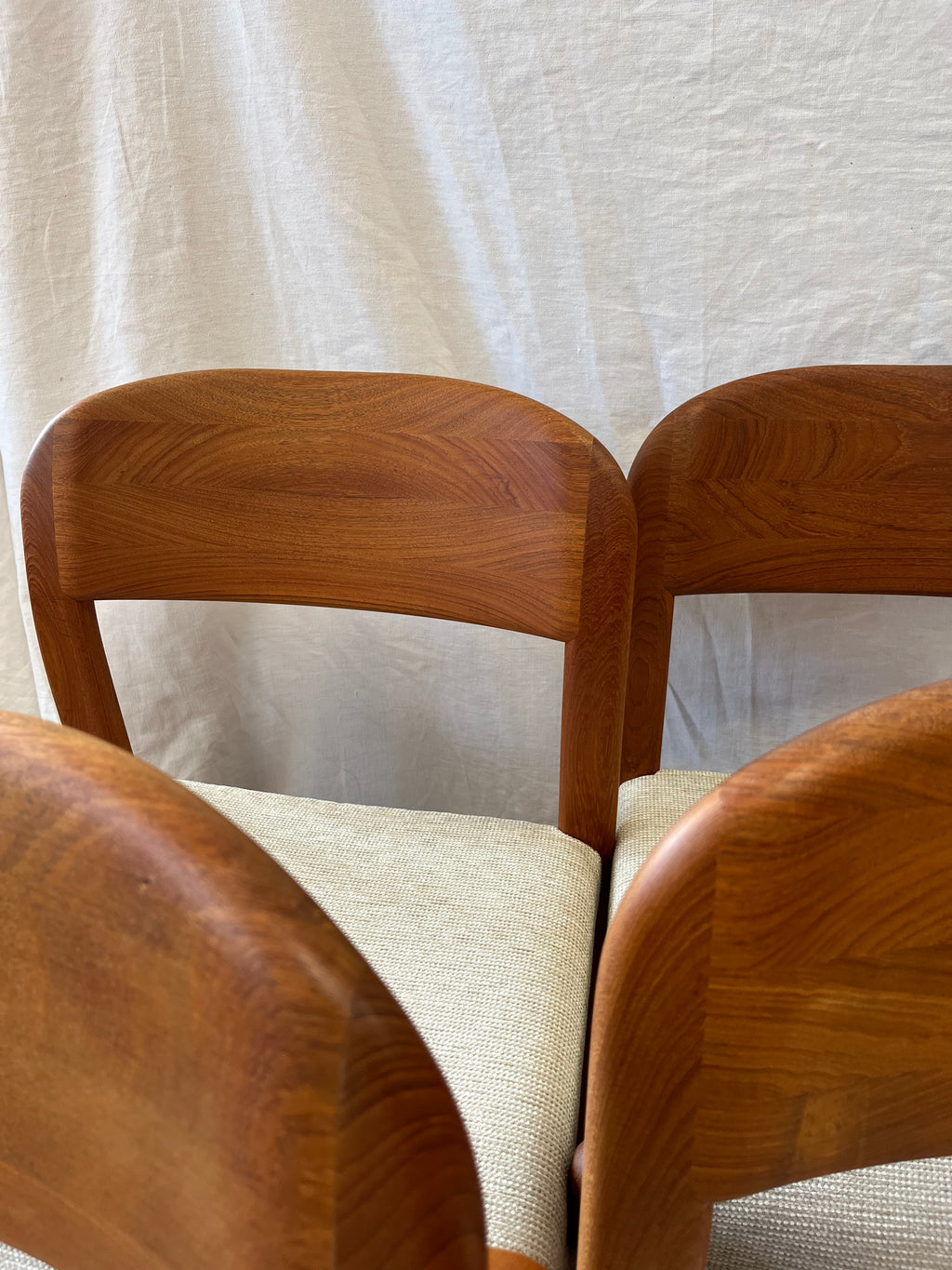 Lot de six chaises scandinaves en teck massif 1970