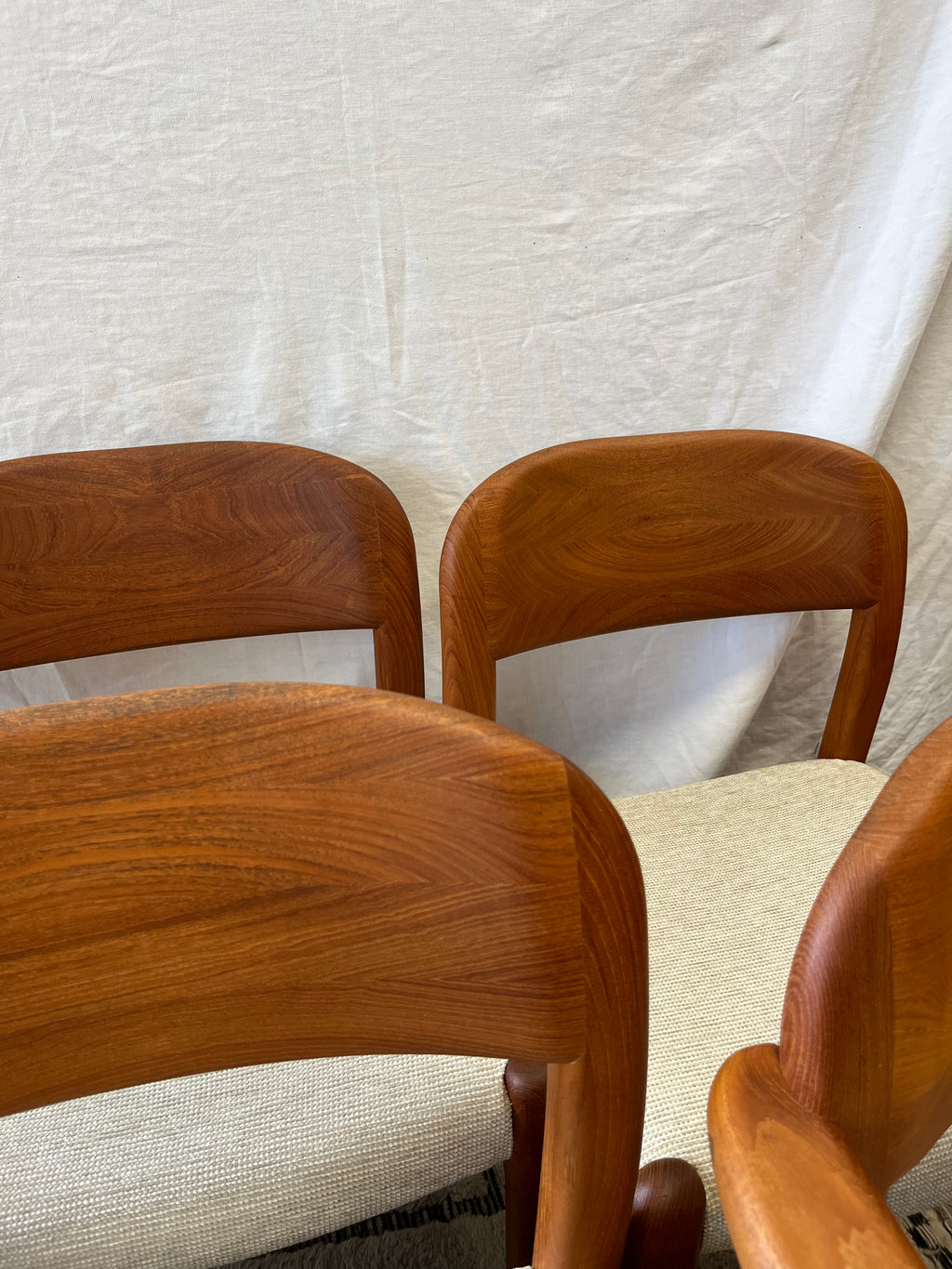 Lot de six chaises scandinaves en teck massif 1970