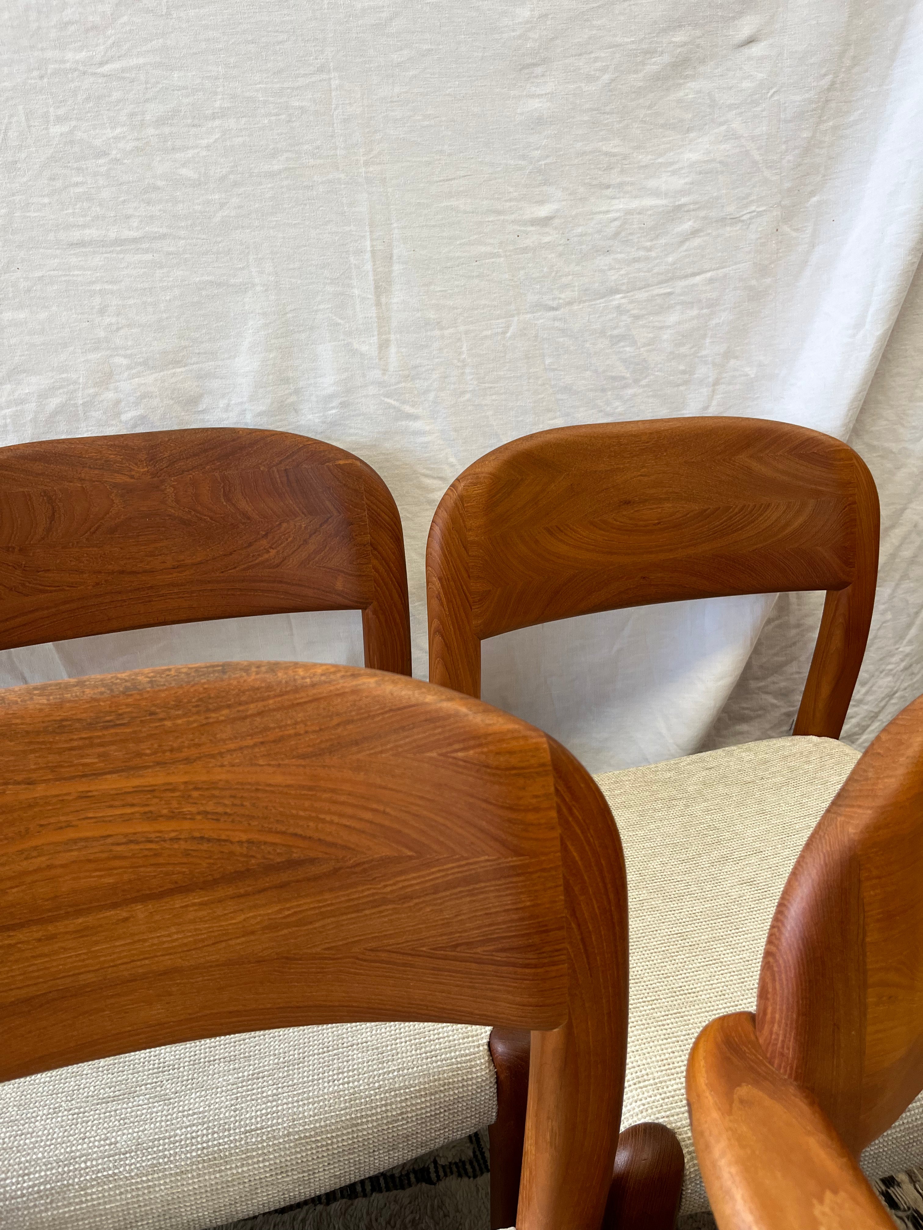 Lot de six chaises scandinaves en teck massif 1970