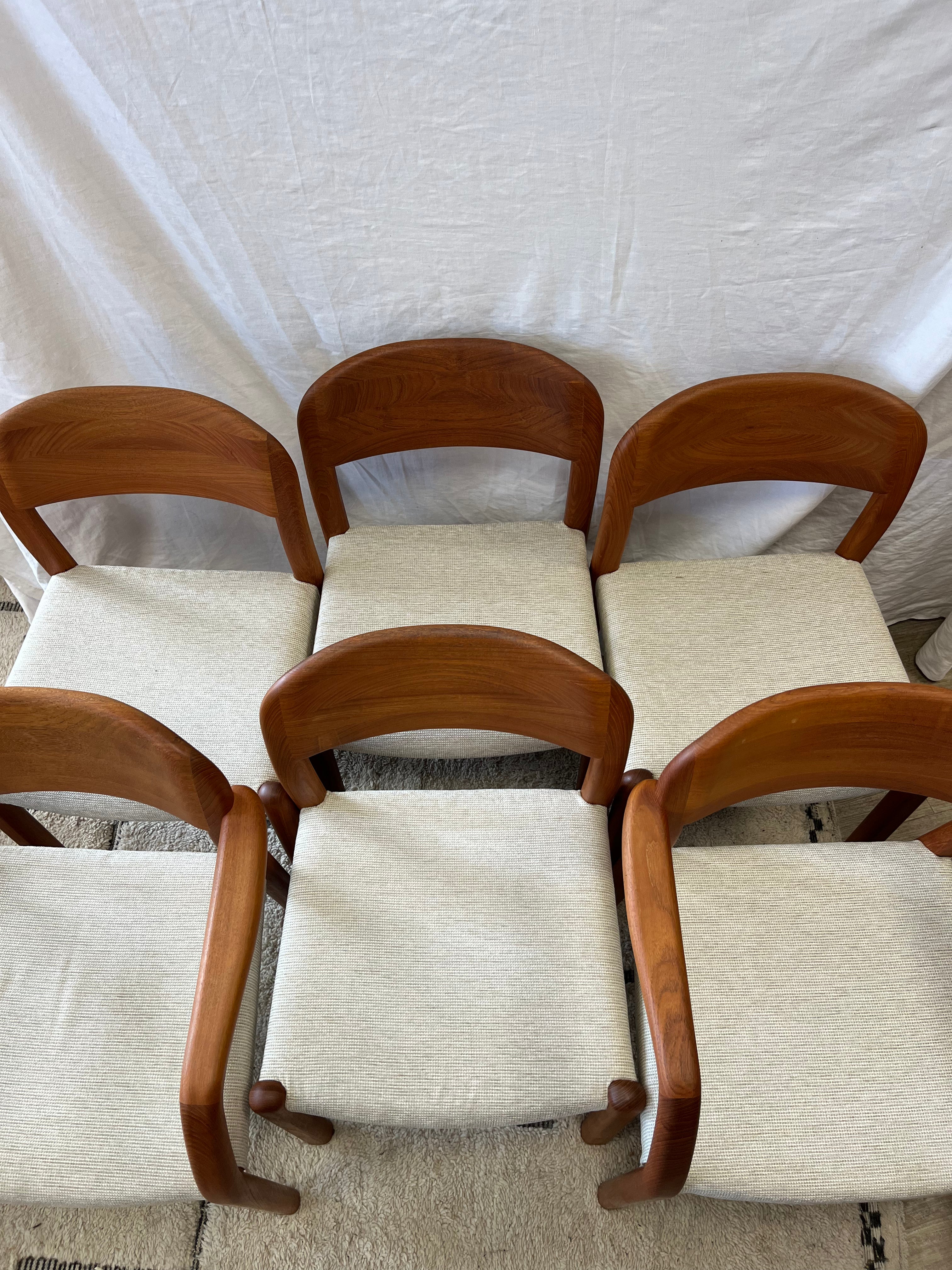 Lot de six chaises scandinaves en teck massif 1970