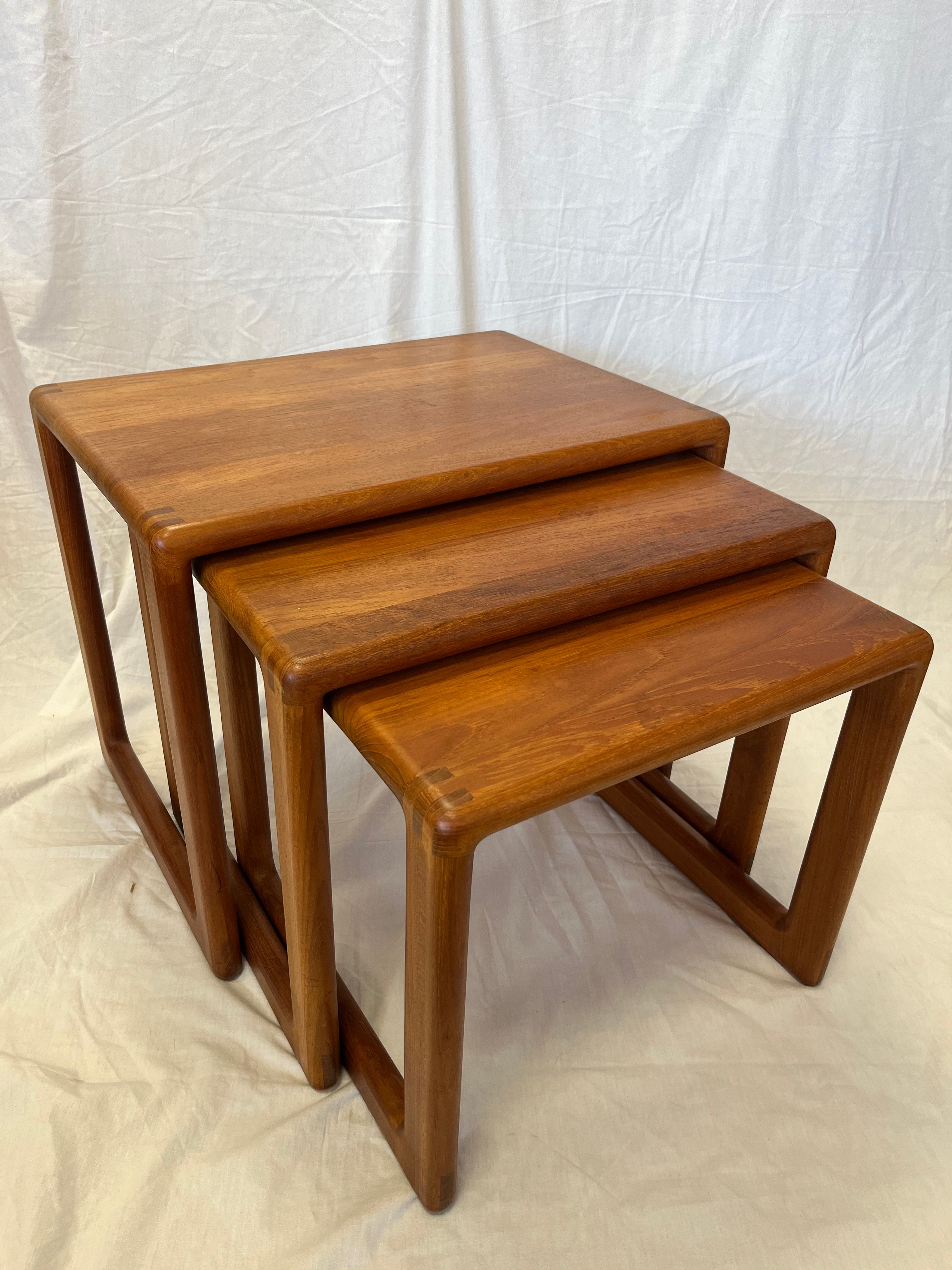 Tables gigognes scandinaves en teck massif 1979