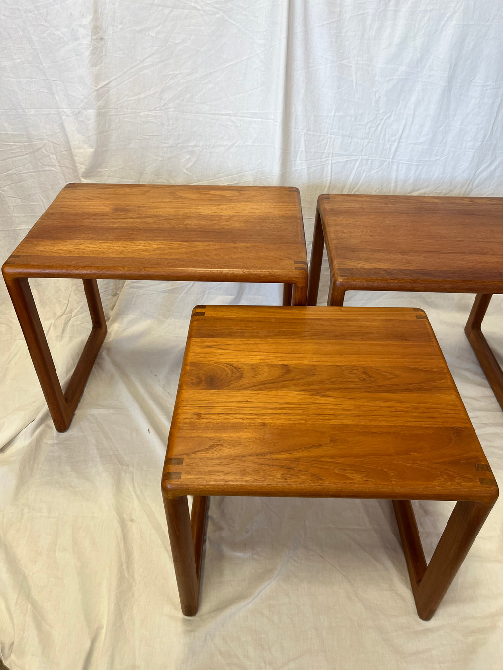Tables gigognes scandinaves en teck massif 1979