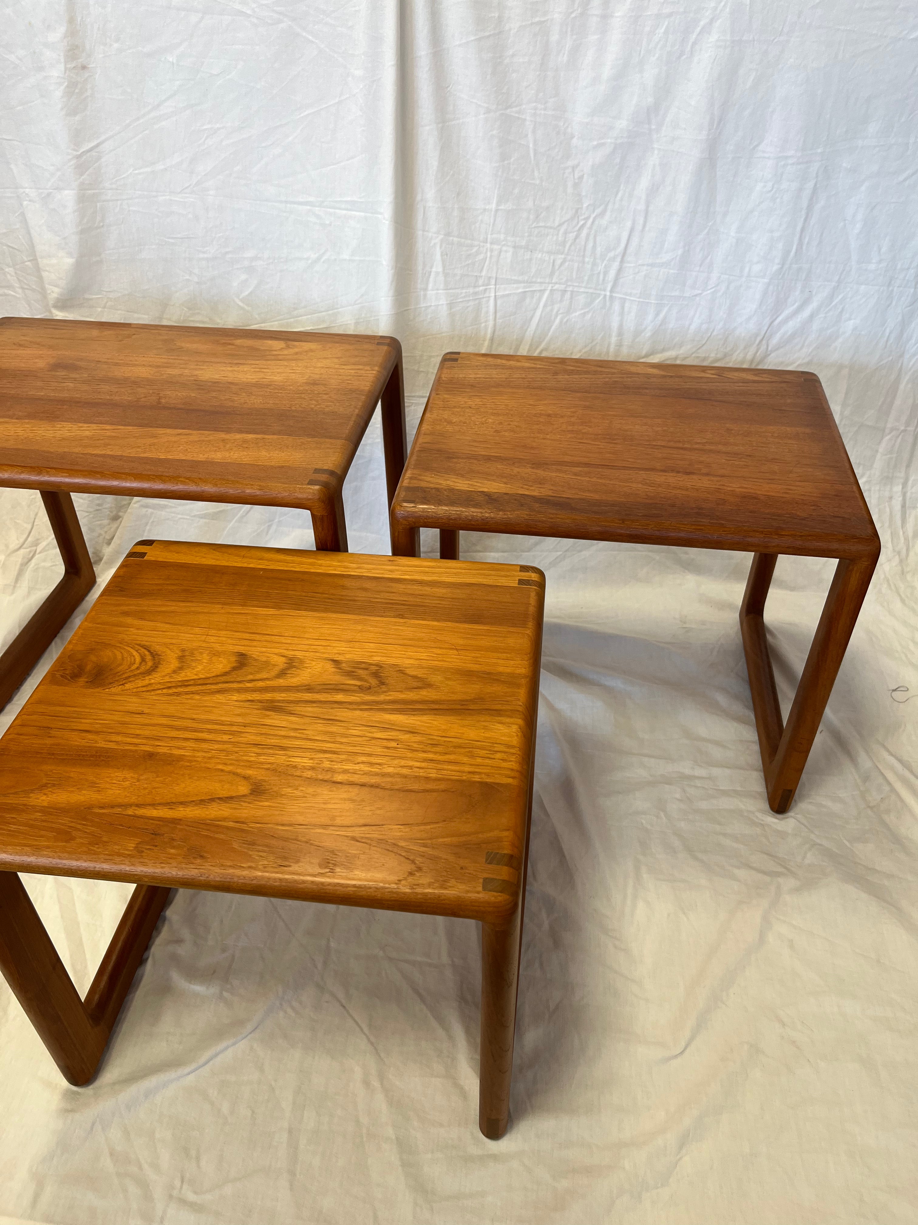 Tables gigognes scandinaves en teck massif 1979