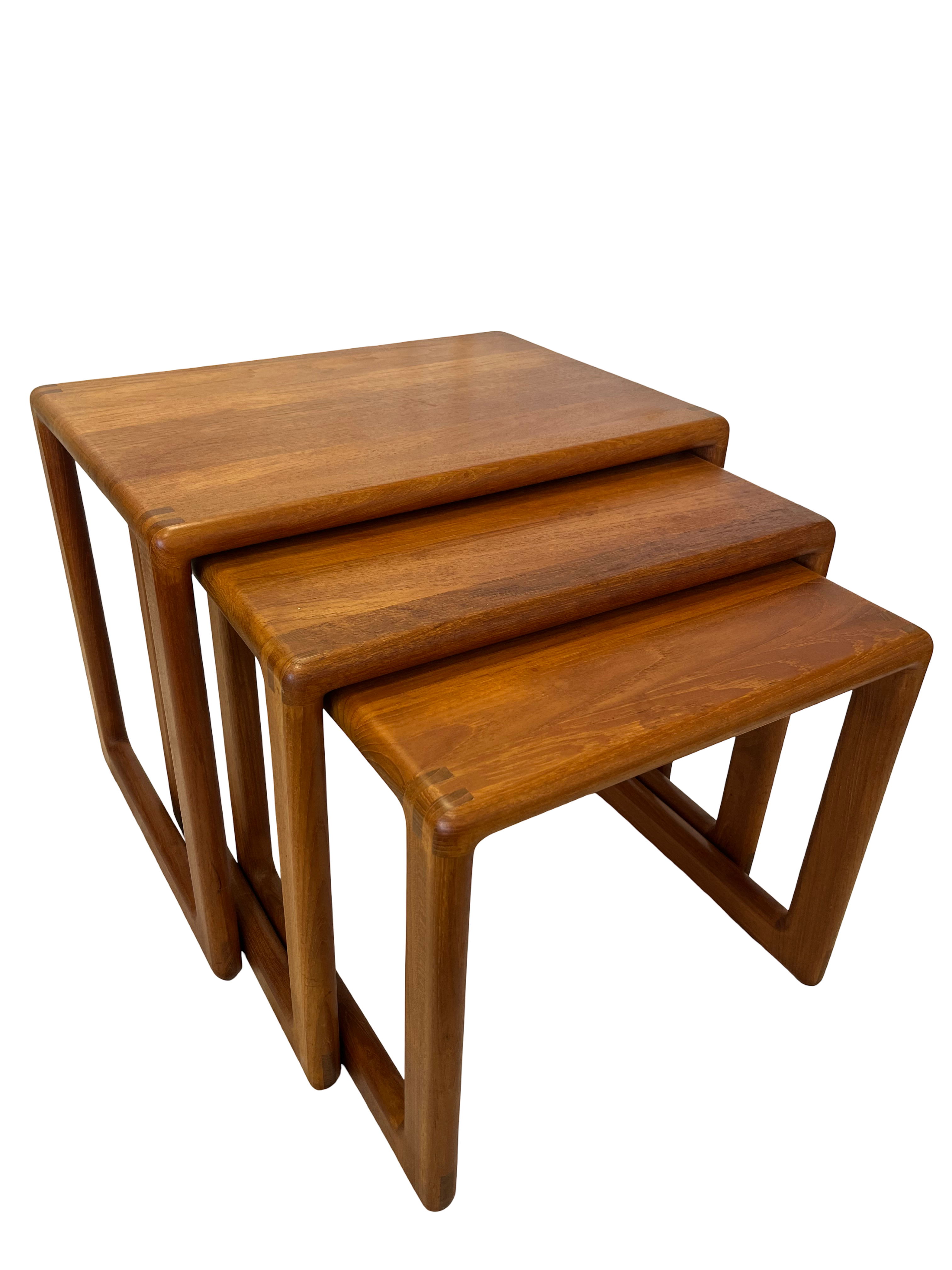 Tables gigognes scandinaves en teck massif 1979