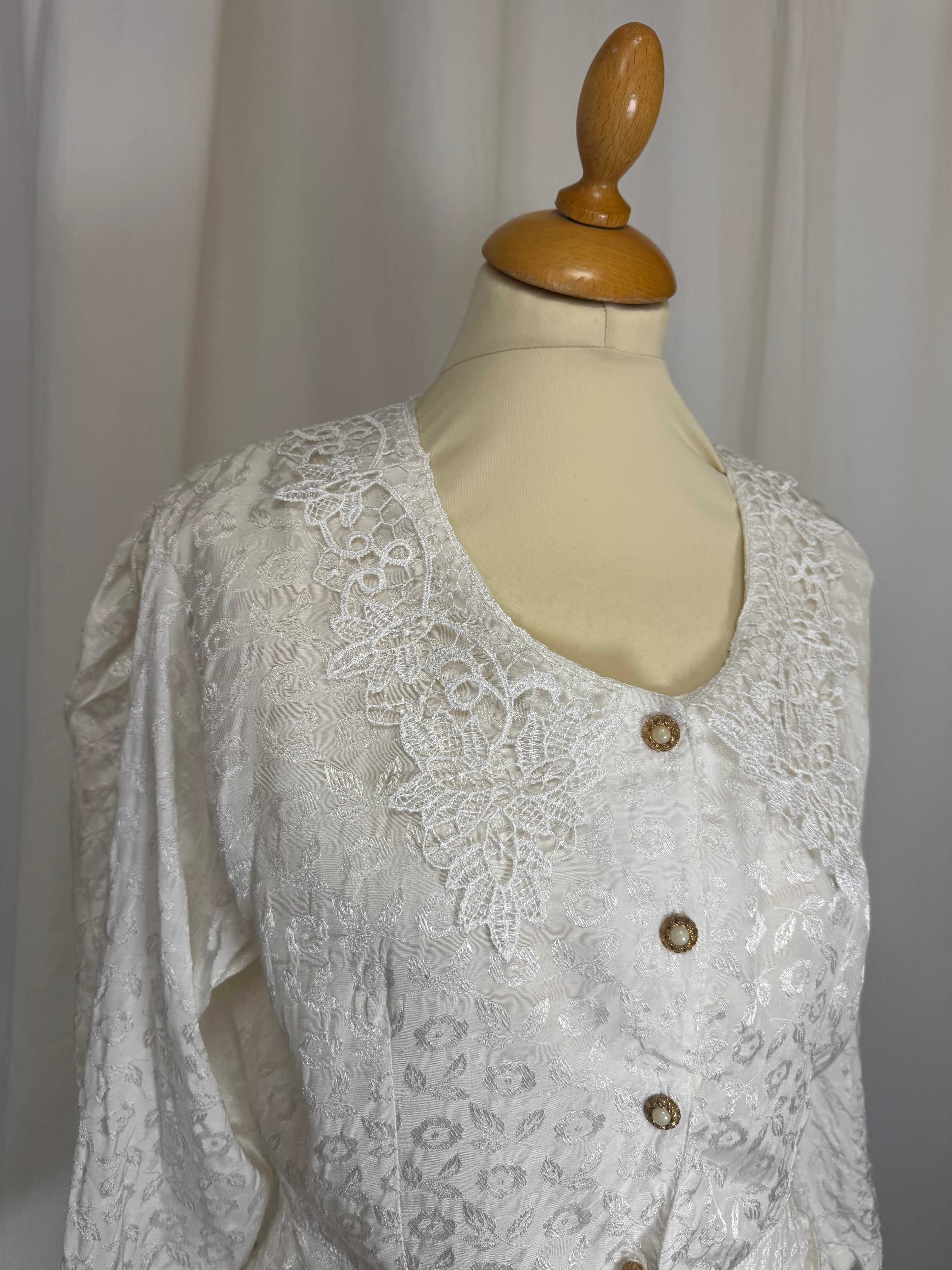 Chemise blanche à fleurs