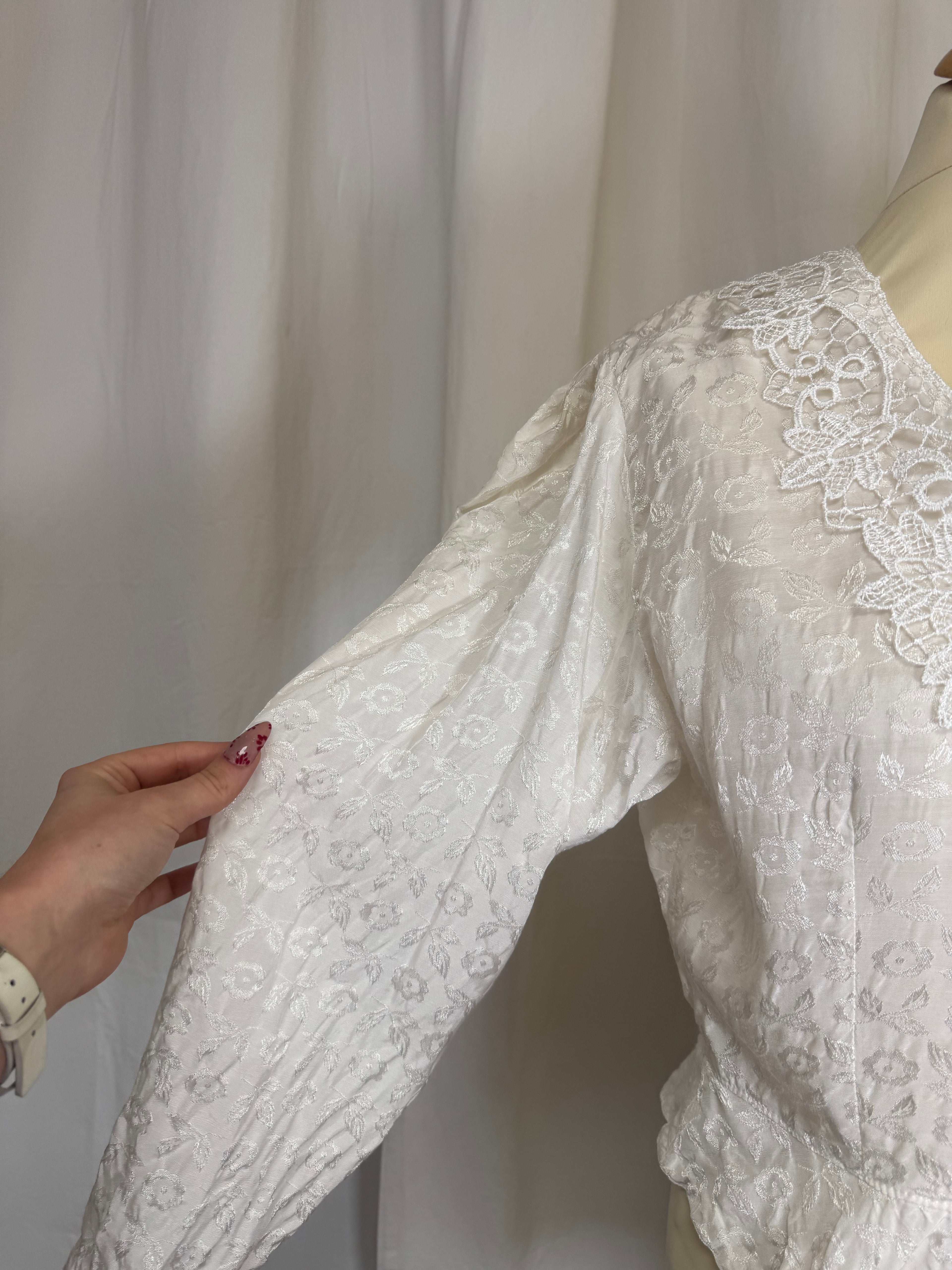 Chemise blanche à fleurs