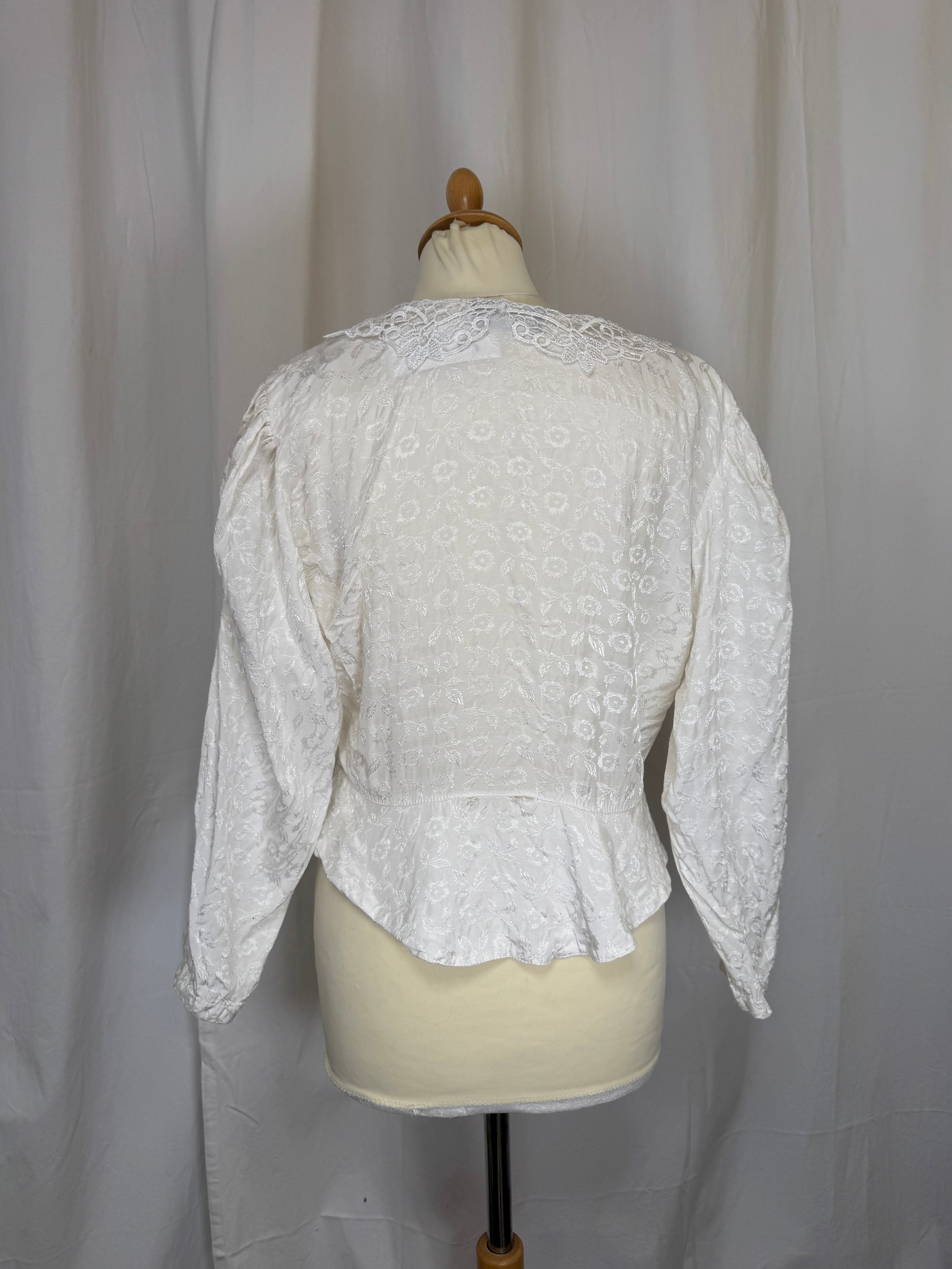 Chemise blanche à fleurs