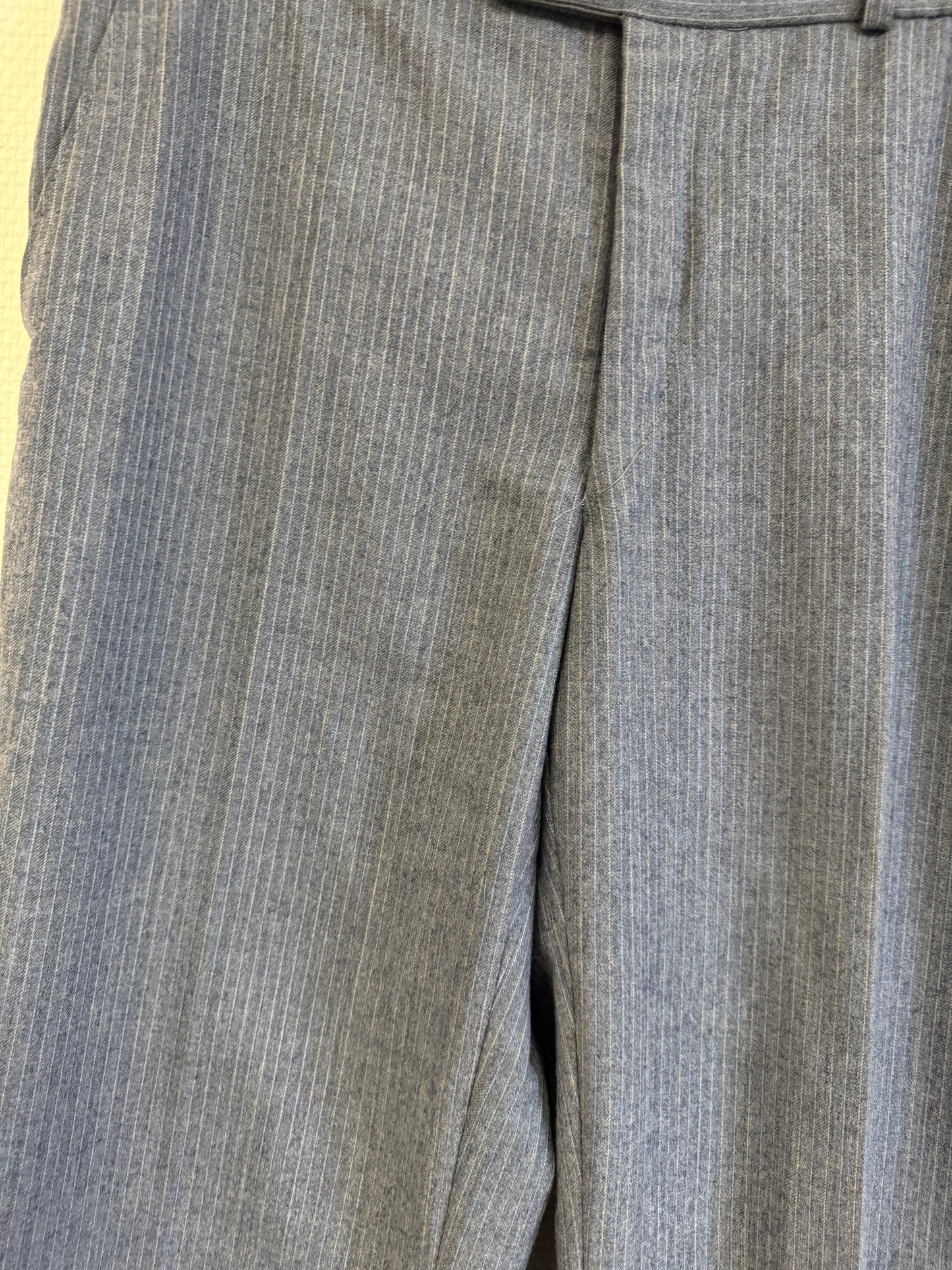 Pantalon gris à rayure