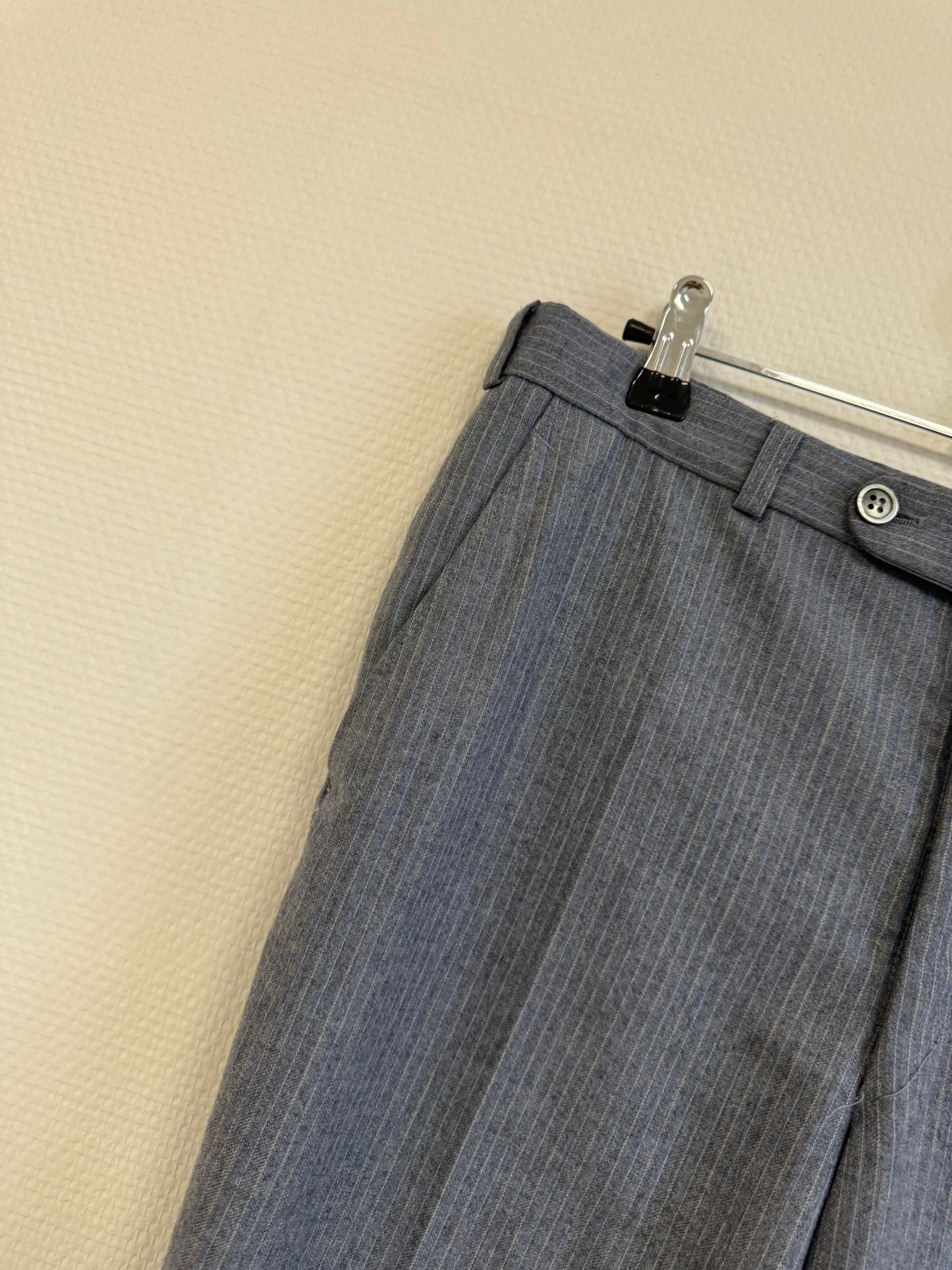 Pantalon gris à rayure