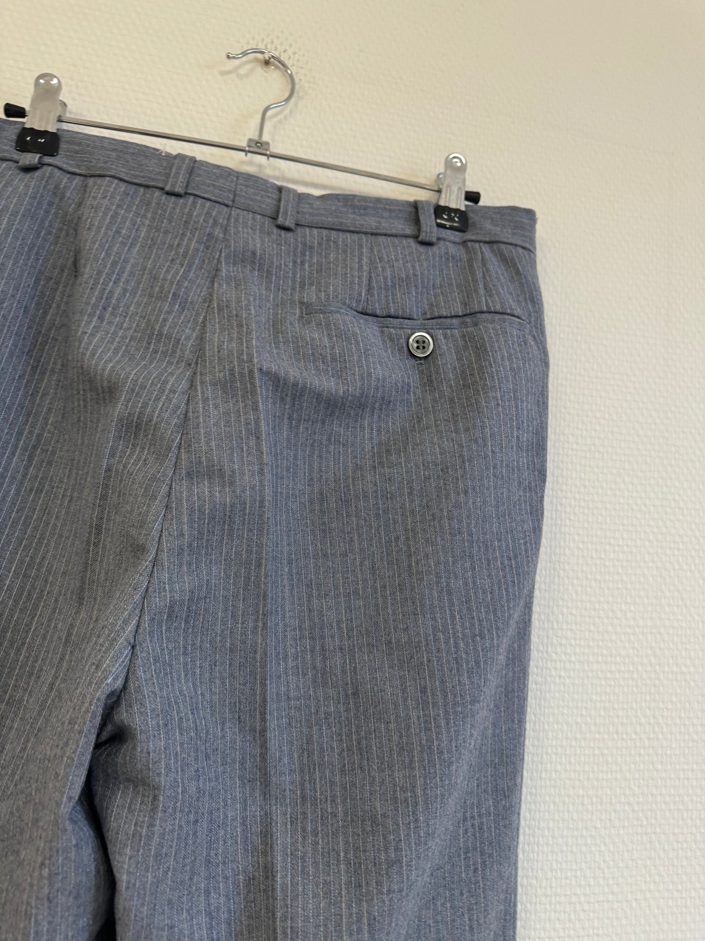Pantalon gris à rayure