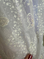 Robe brodée violette