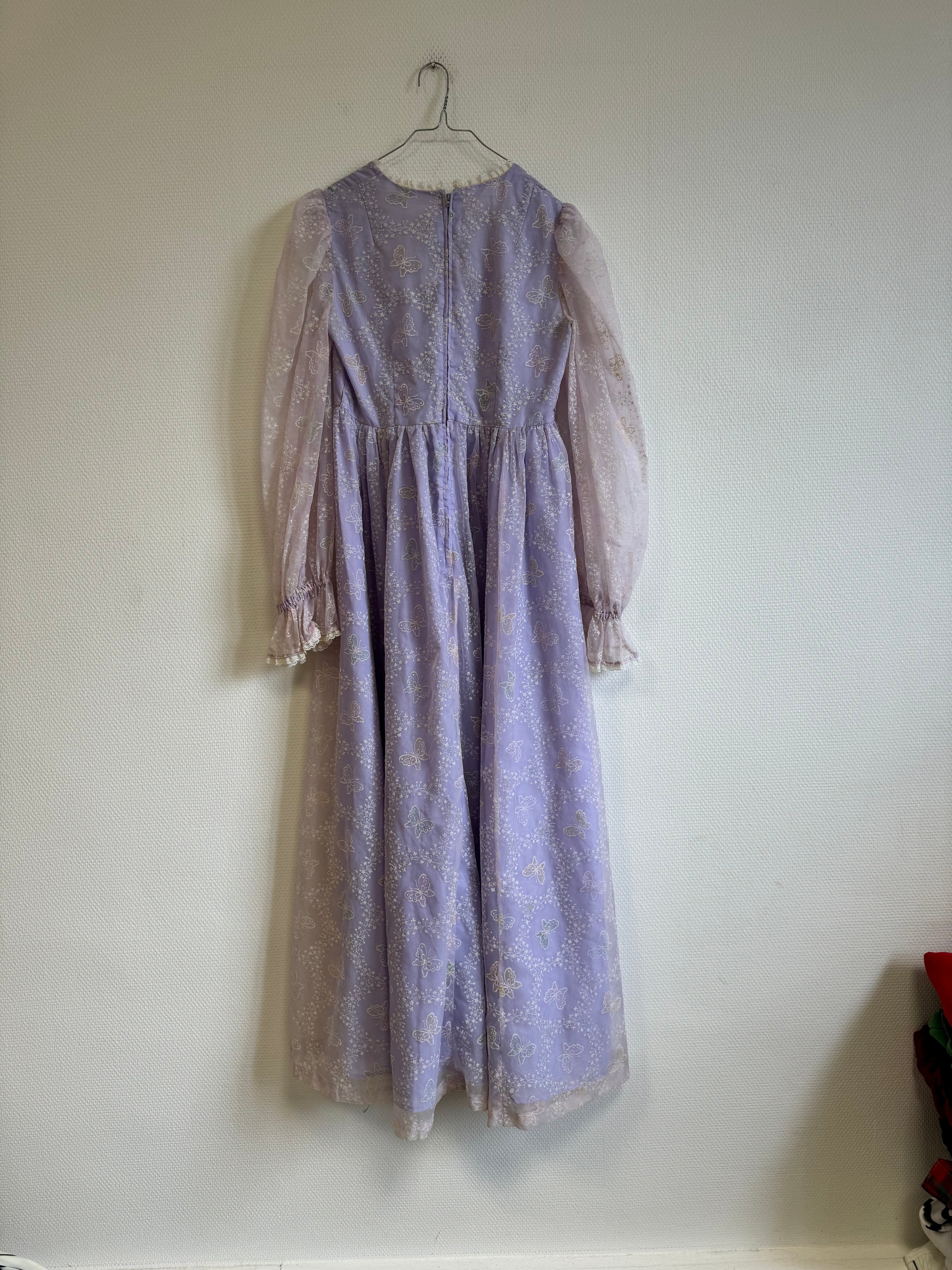 Robe brodée violette