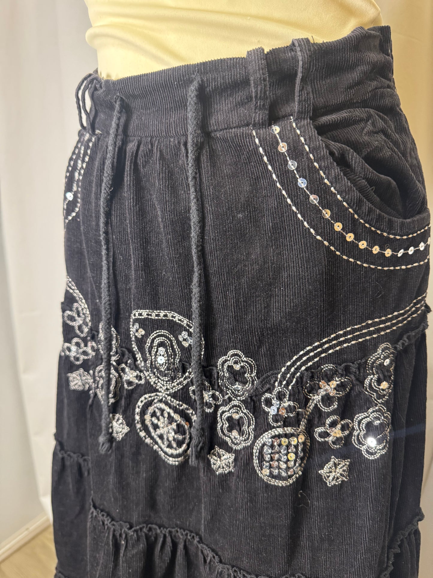 Jupe en velours brodée