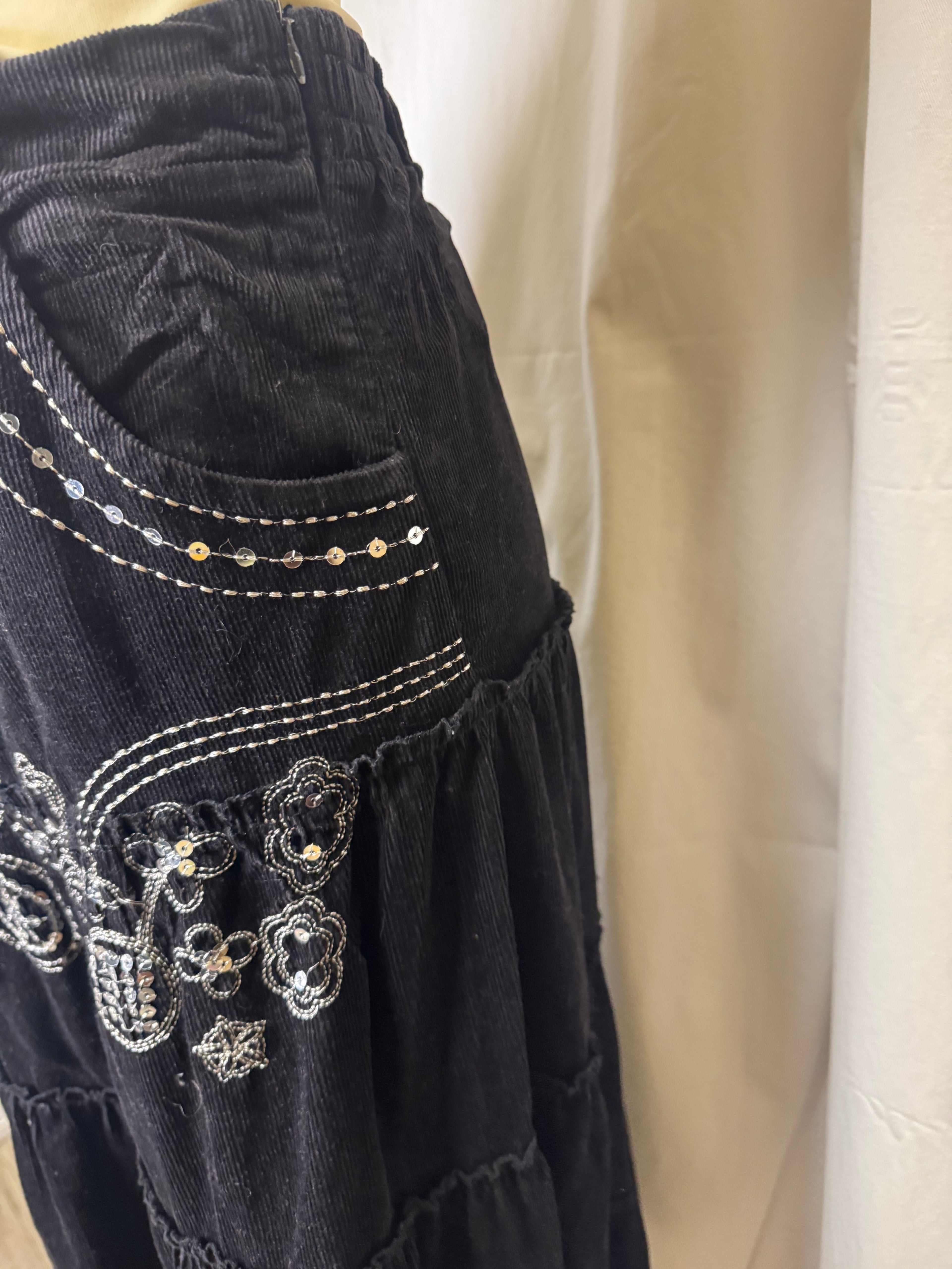 Jupe en velours brodée