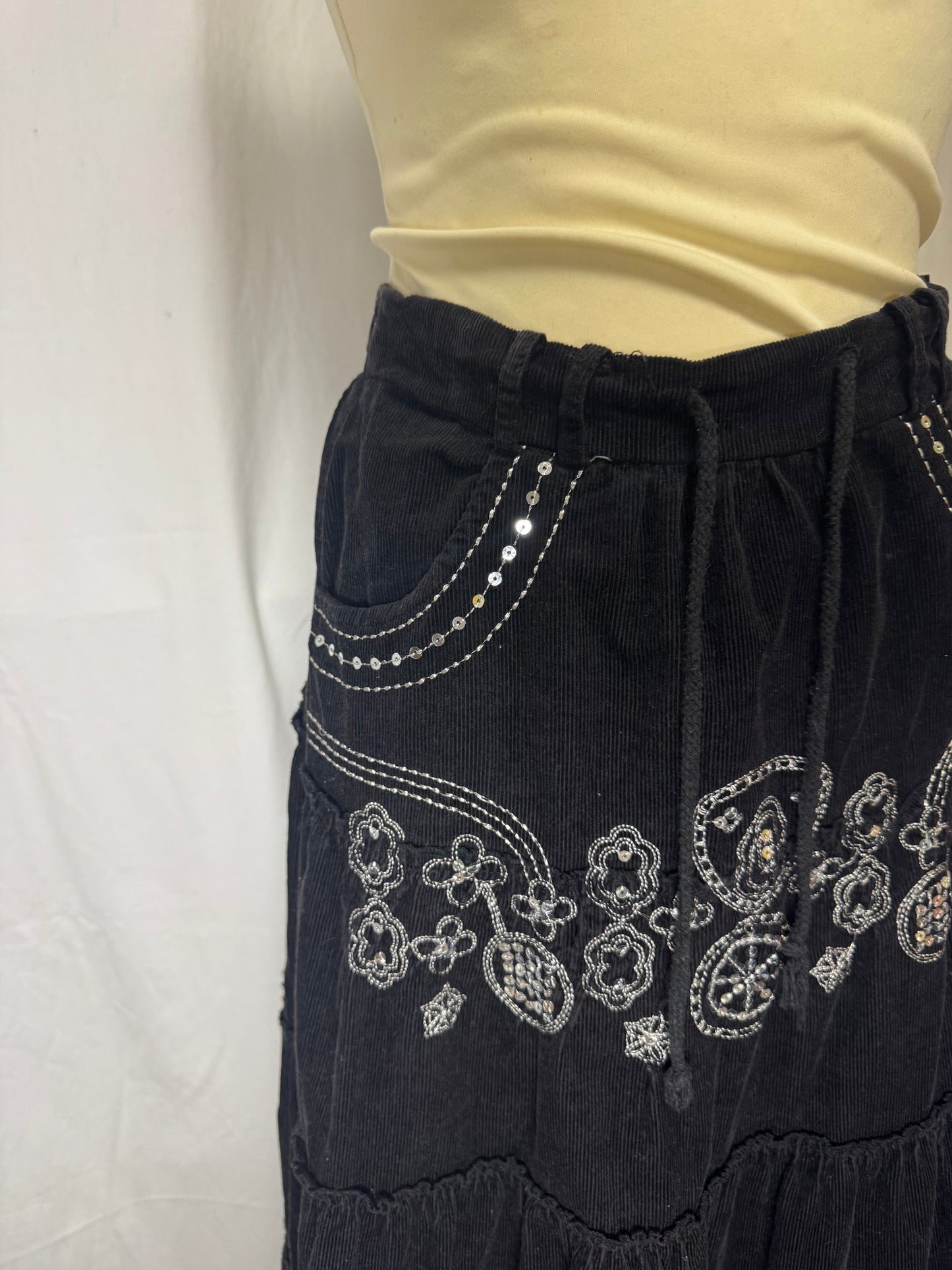 Jupe en velours brodée