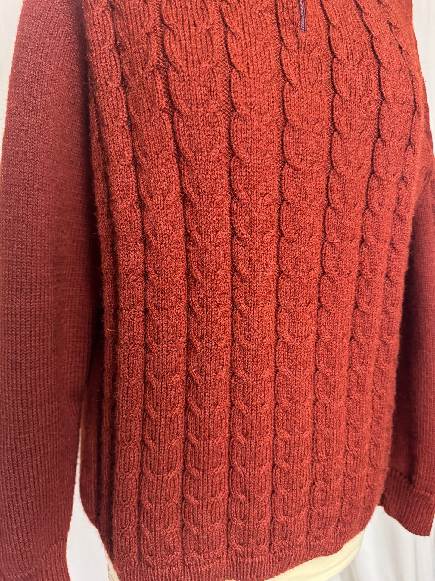 Pull marron torsade