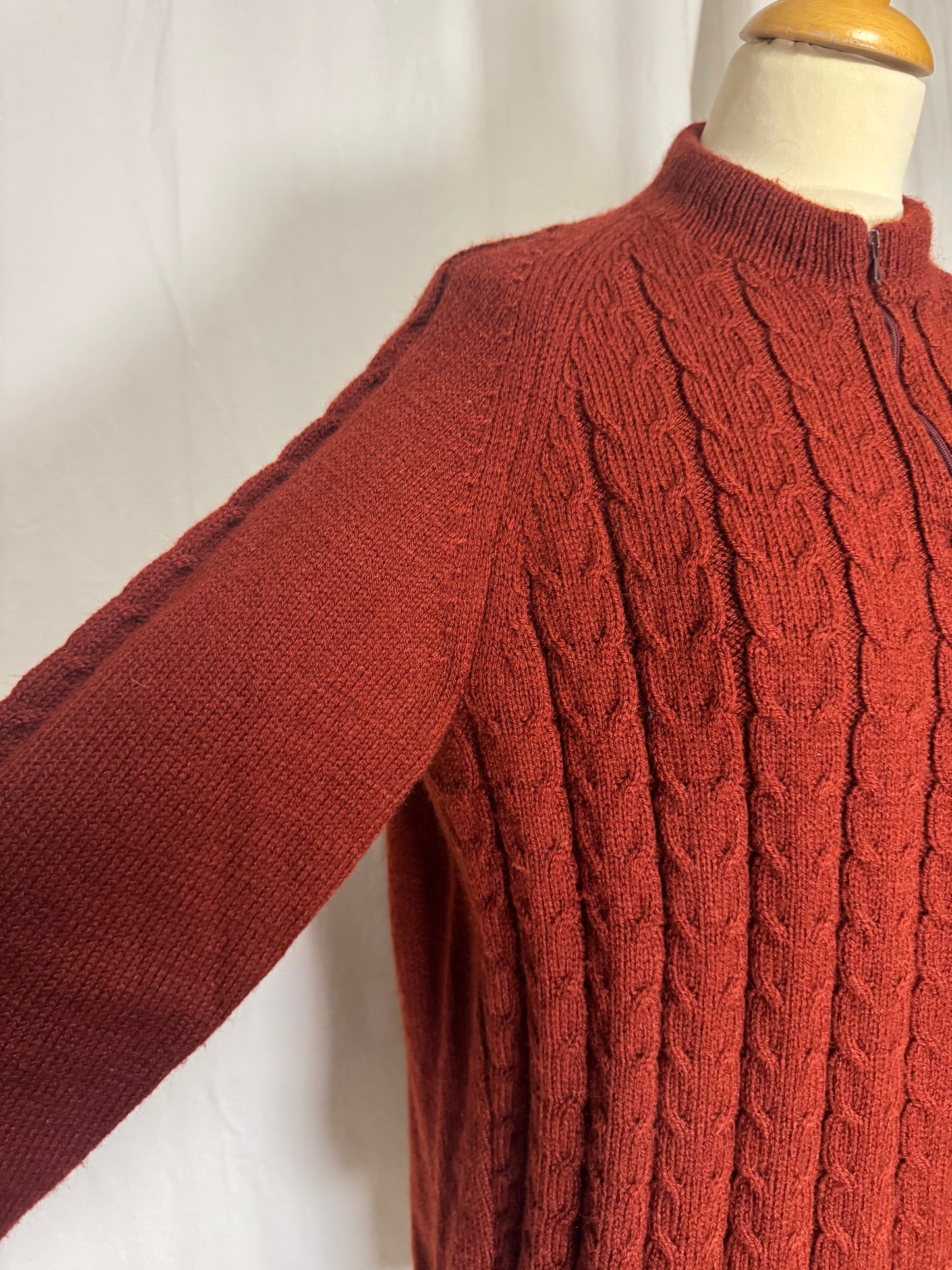 Pull marron torsade