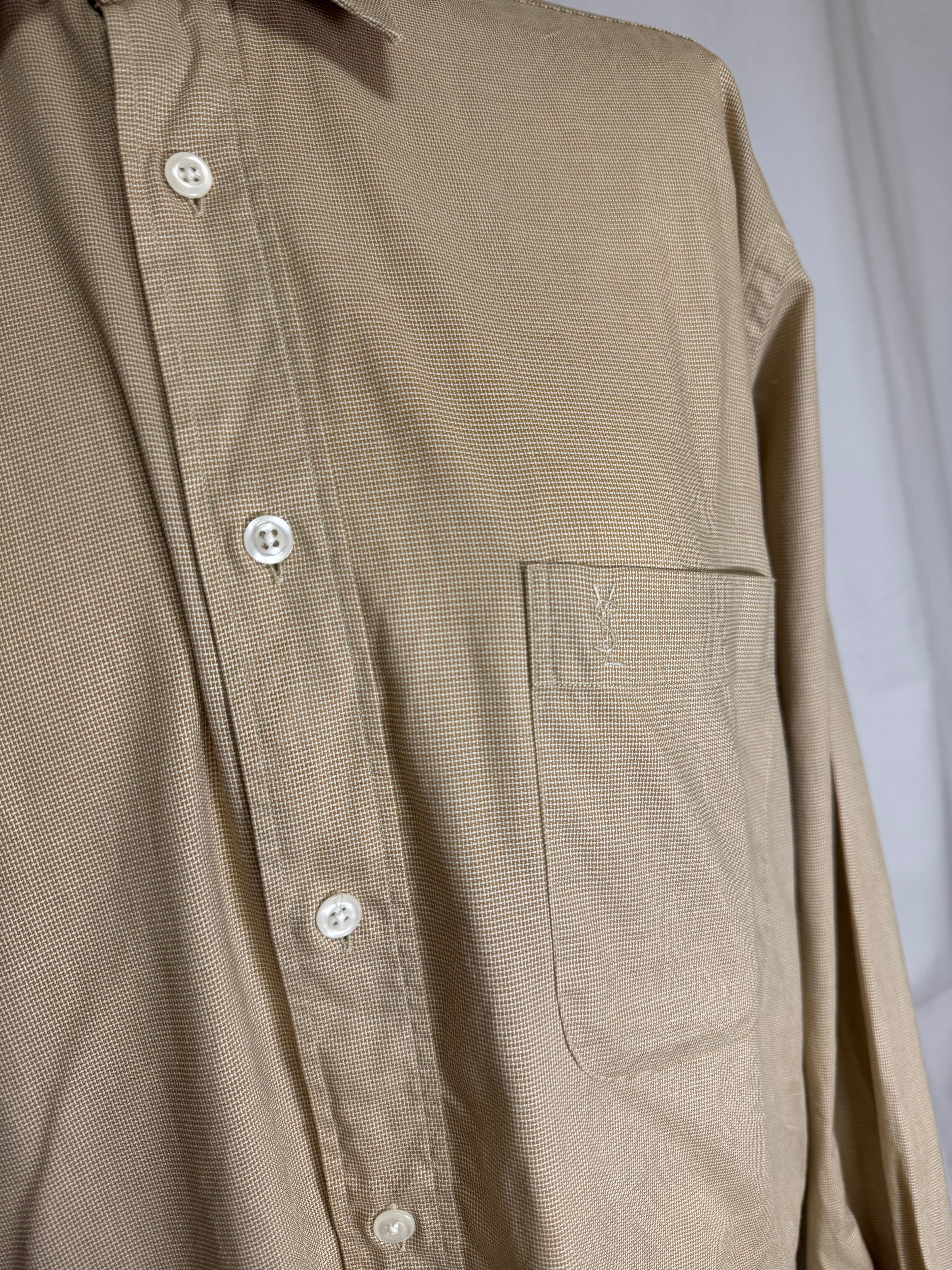 Chemise beige Yves Saint Laurent.