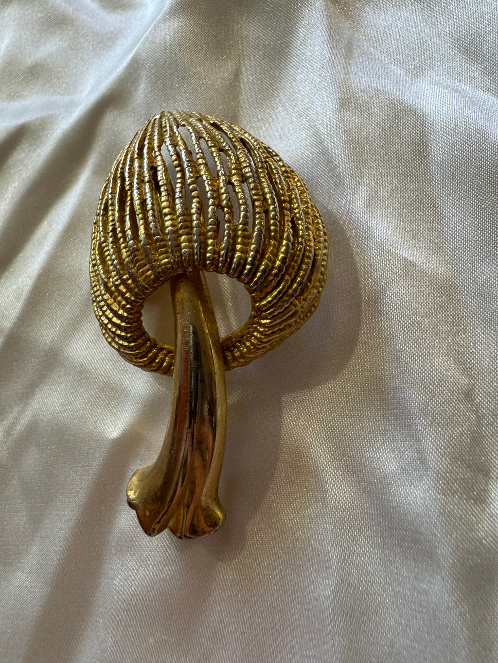 Broche en métal champignon 80s