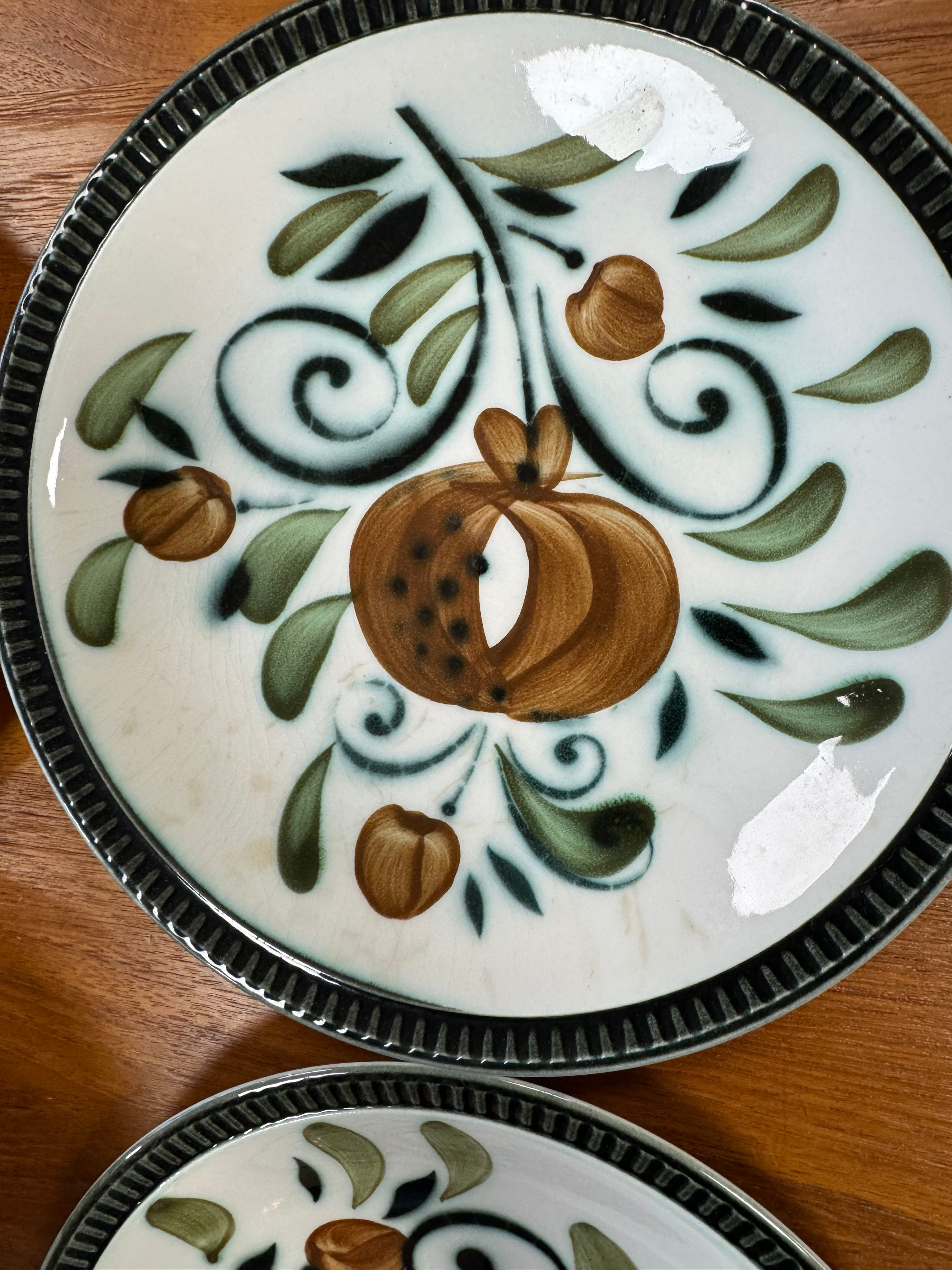 Assiettes à motifs Boch La Louvière