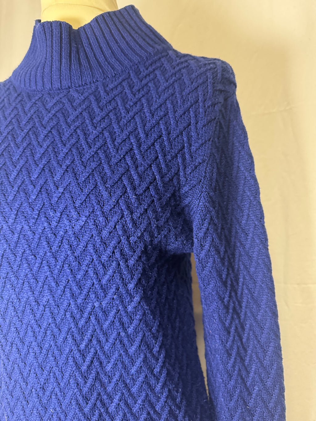 Pull bleu électrique