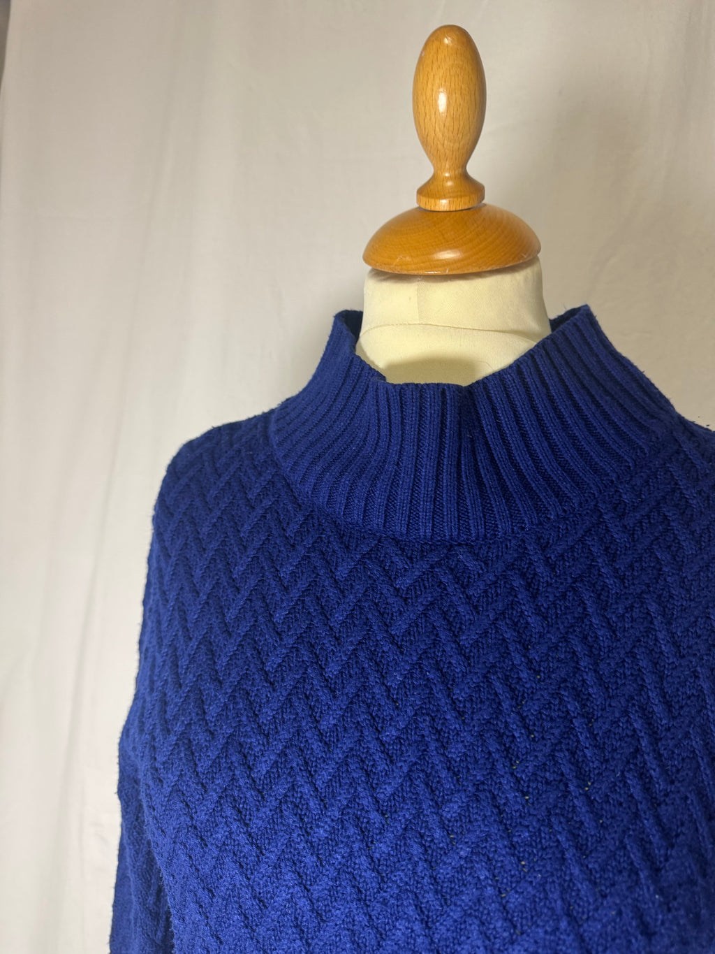 Pull bleu électrique