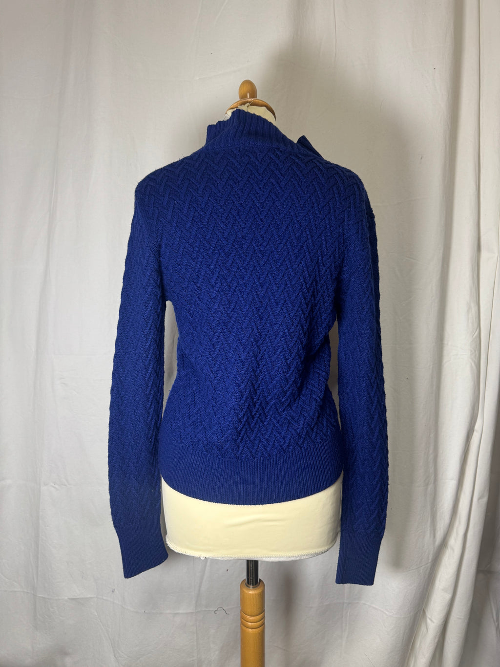 Pull bleu électrique