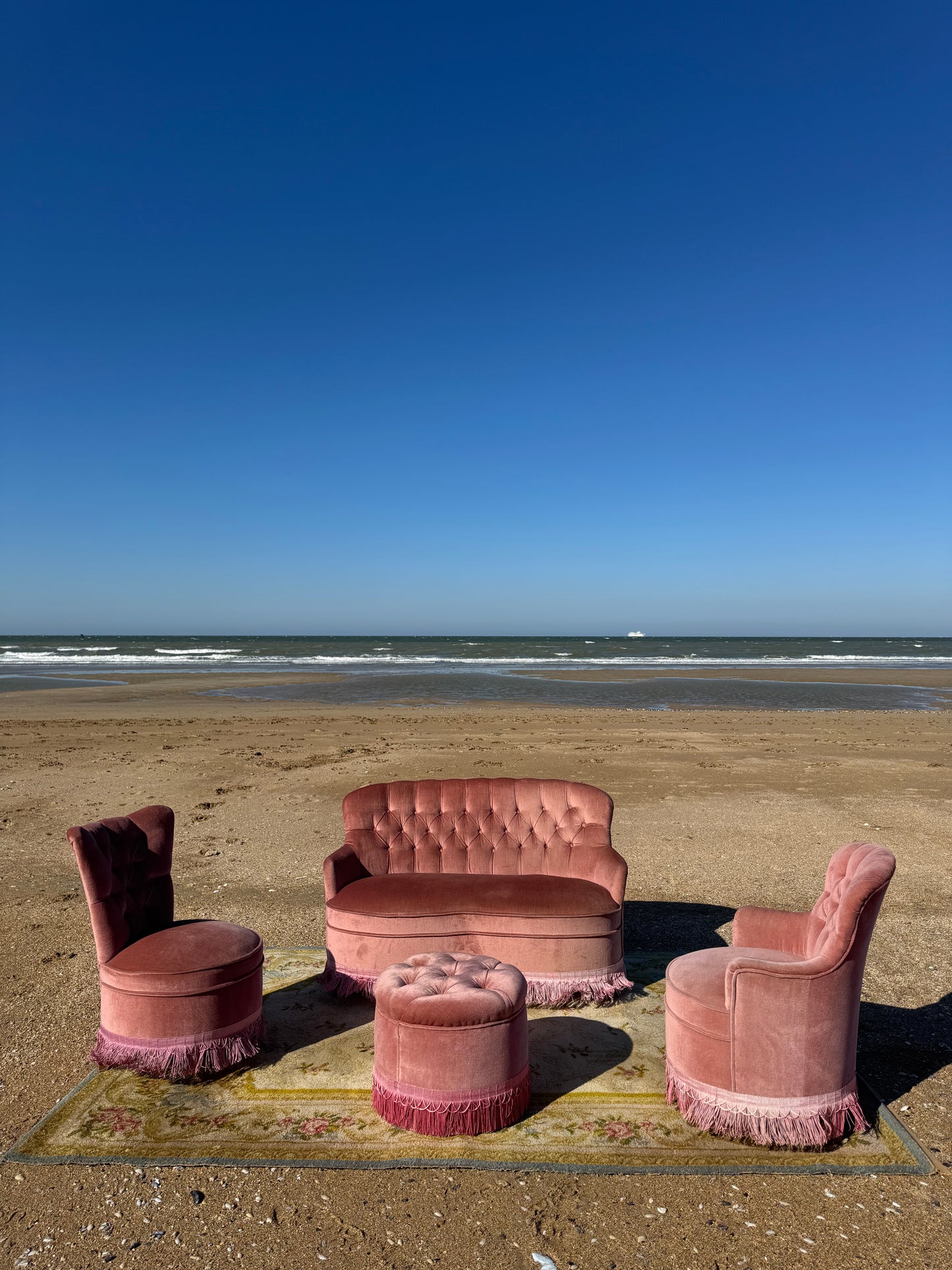 Salon vintage en velours rose – Location pour événements