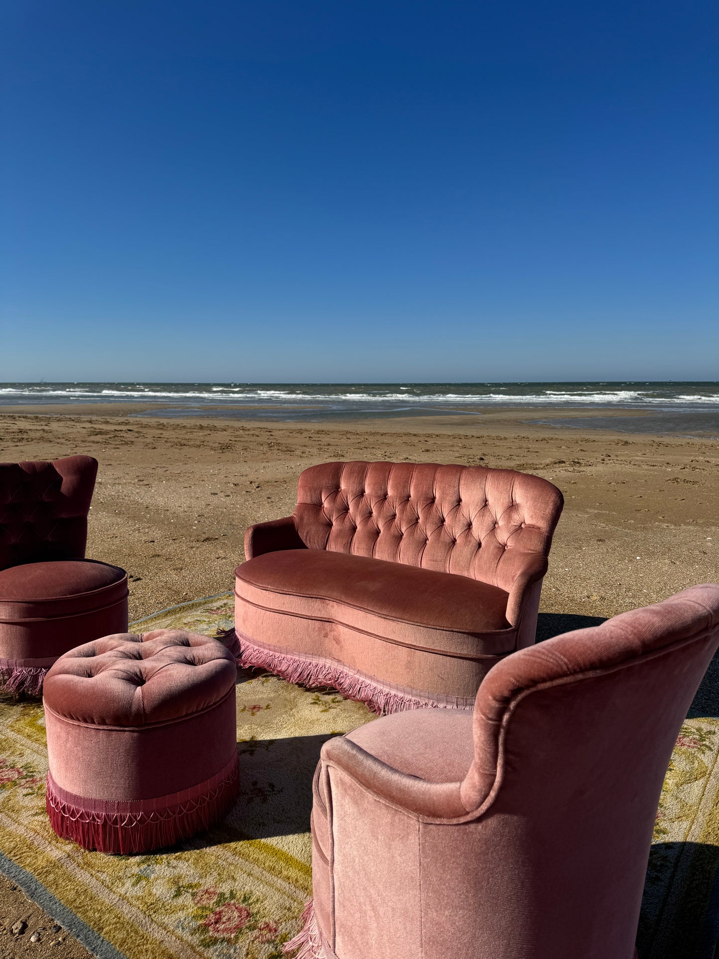 Salon vintage en velours rose – Location pour événements