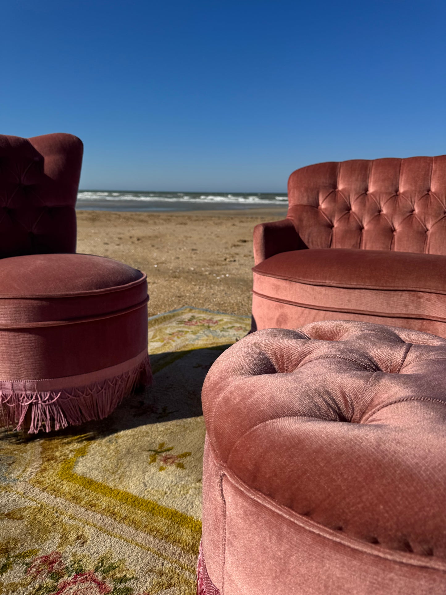 Salon vintage en velours rose – Location pour événements