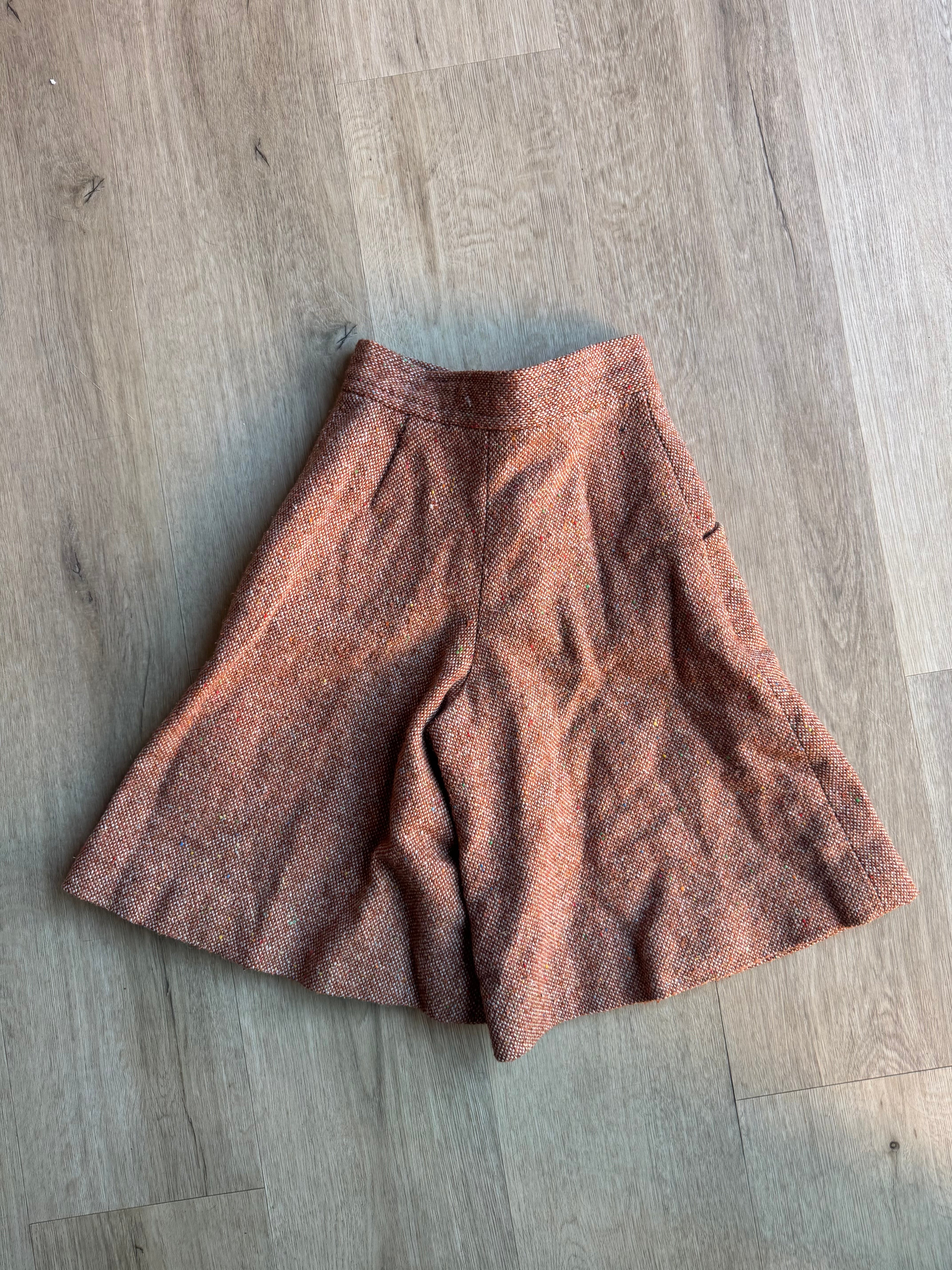 Short rouge 70s