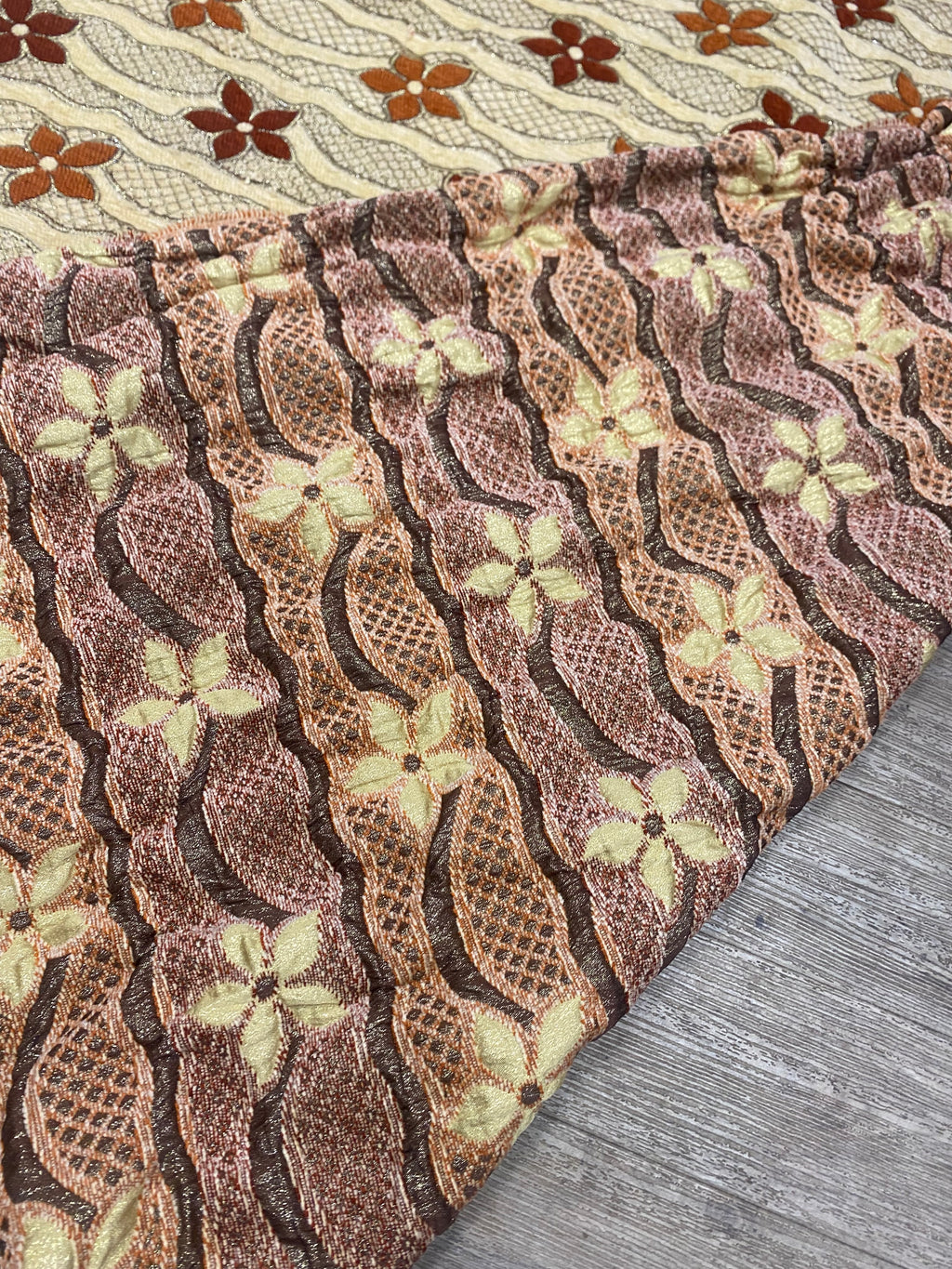 Coupon de tissu à fleurs