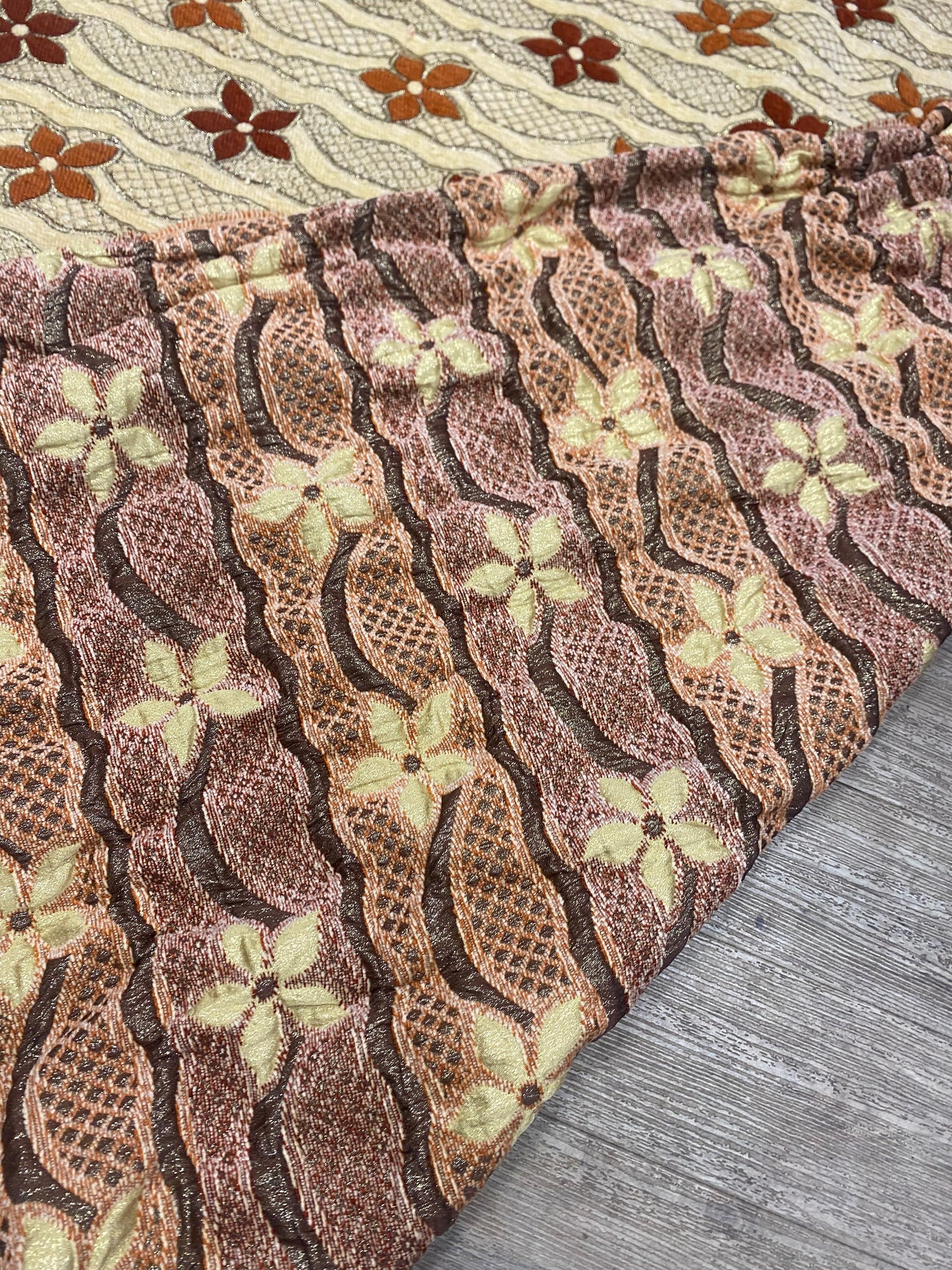 Coupon de tissu à fleurs