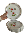 Assiettes plates à fleurs