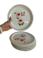Assiettes plates à fleurs