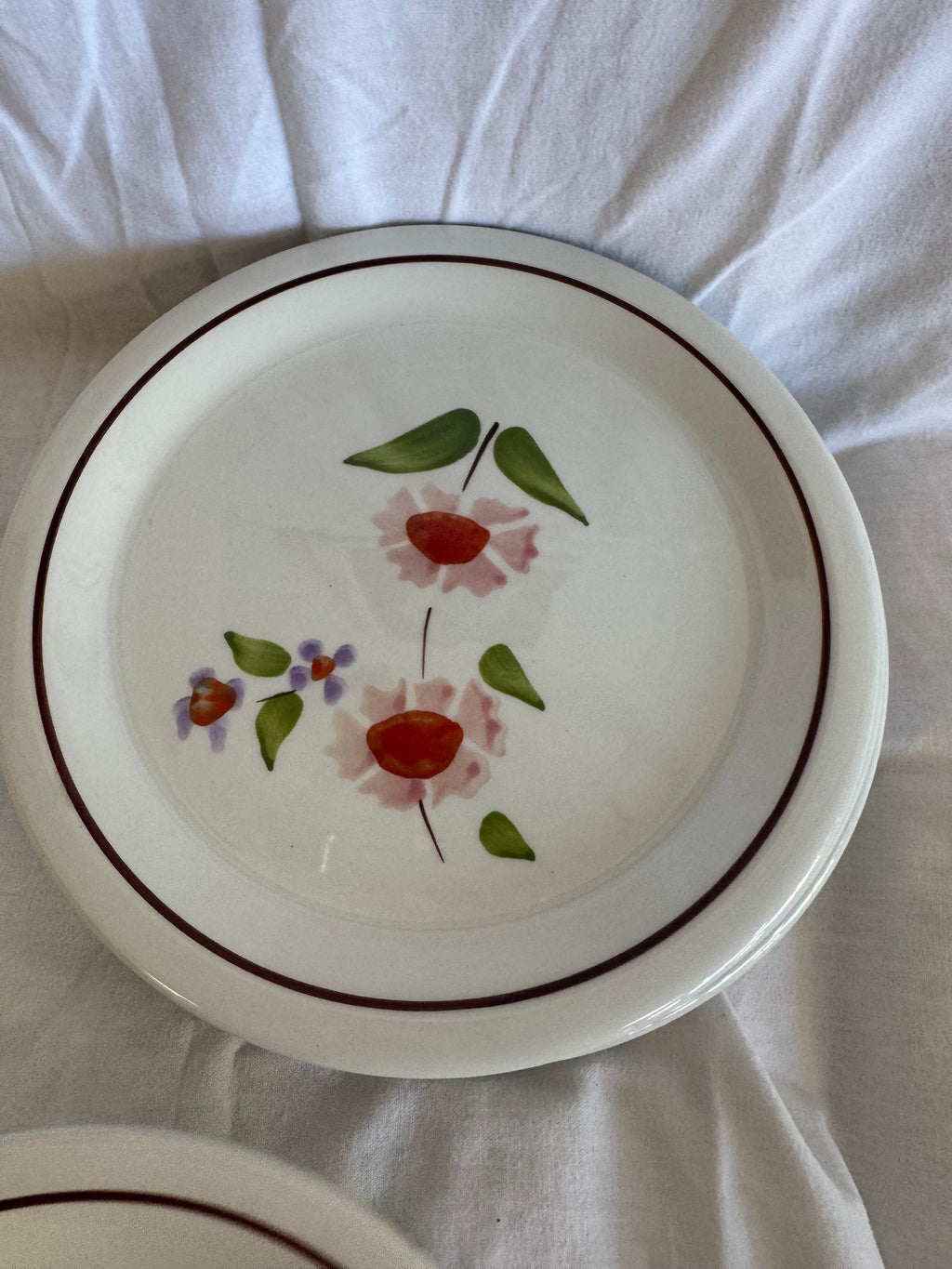 Assiettes plates à fleurs