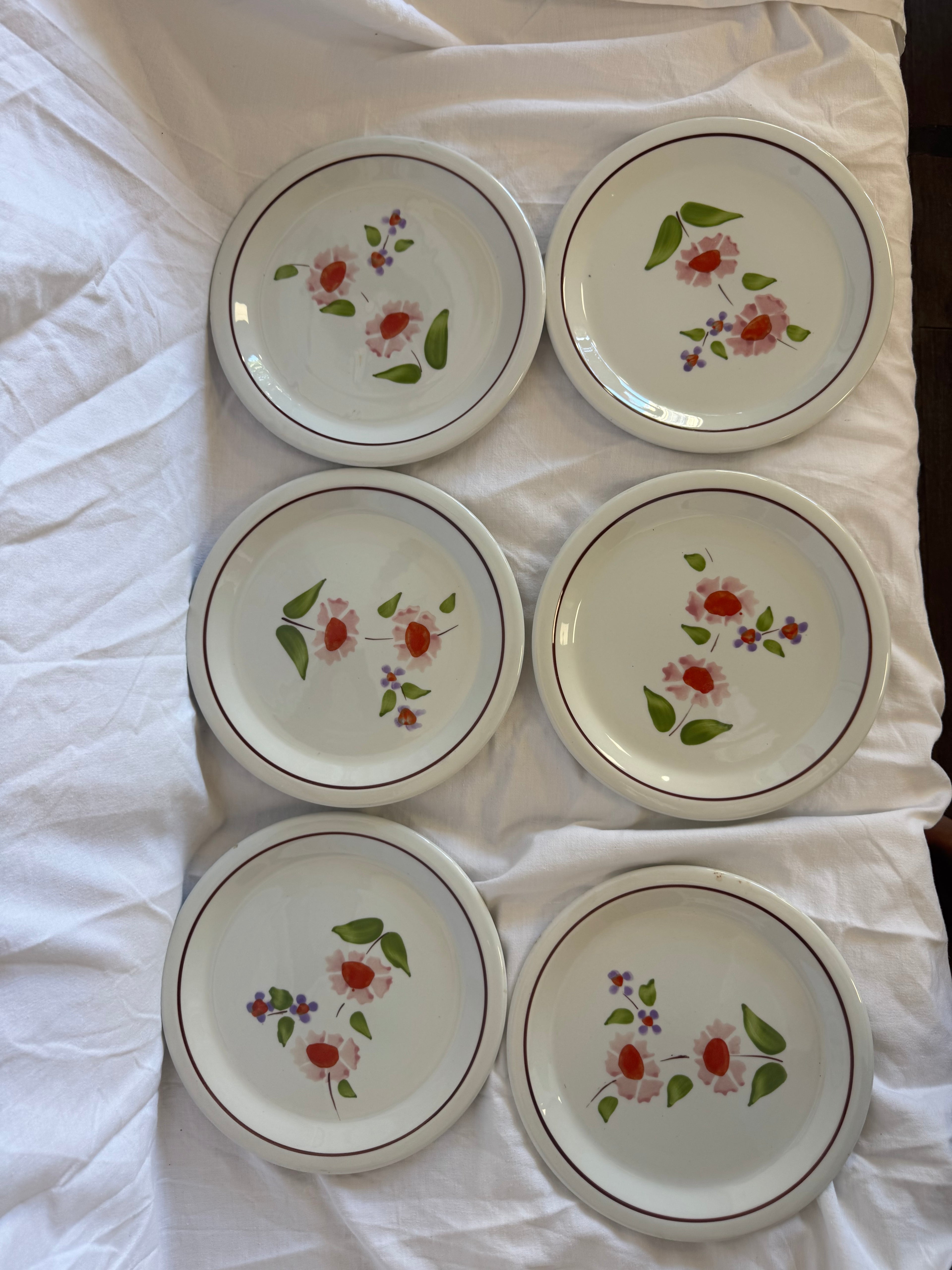 Assiettes plates à fleurs