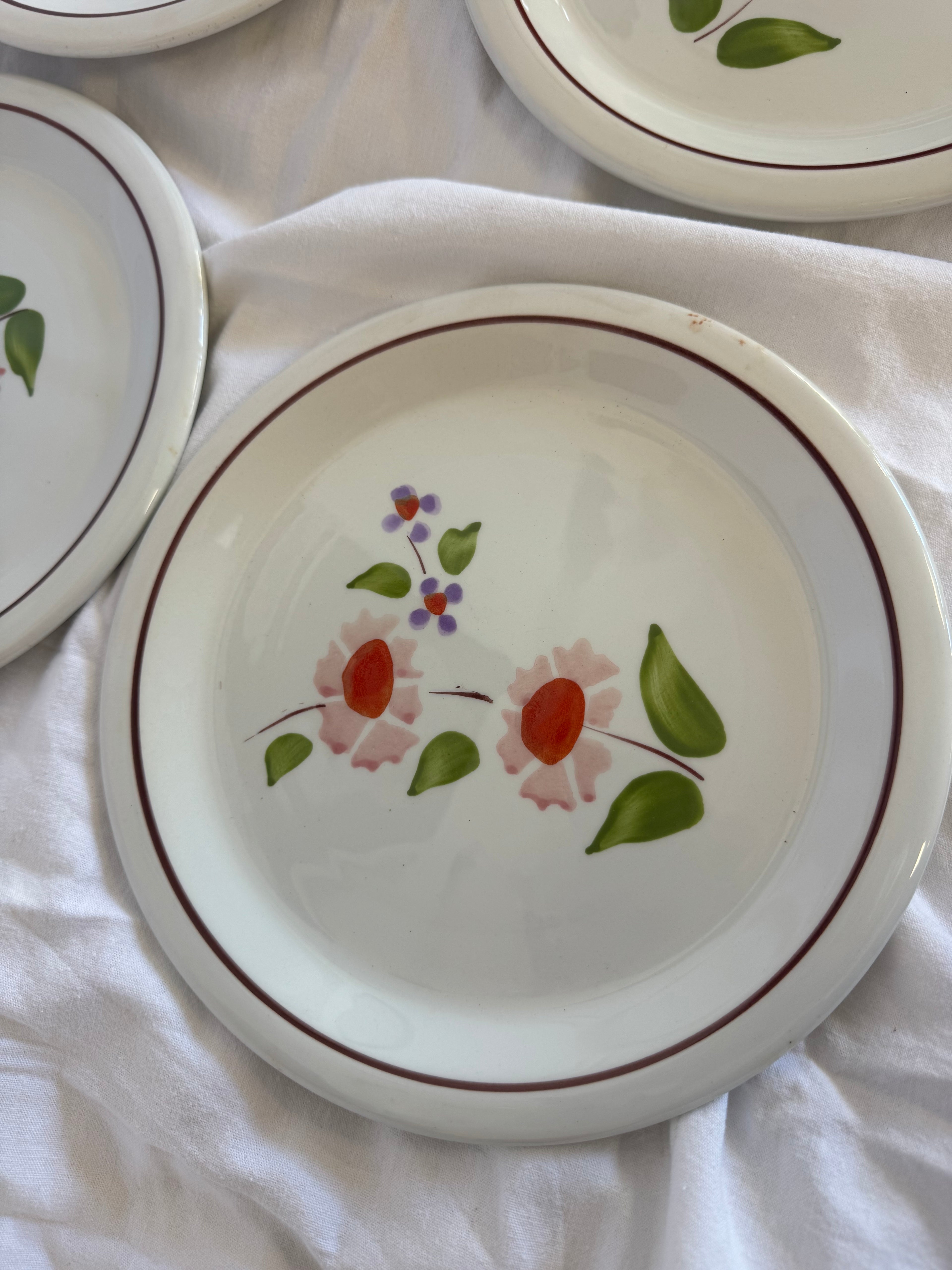 Assiettes plates à fleurs