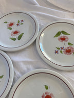 Assiettes plates à fleurs